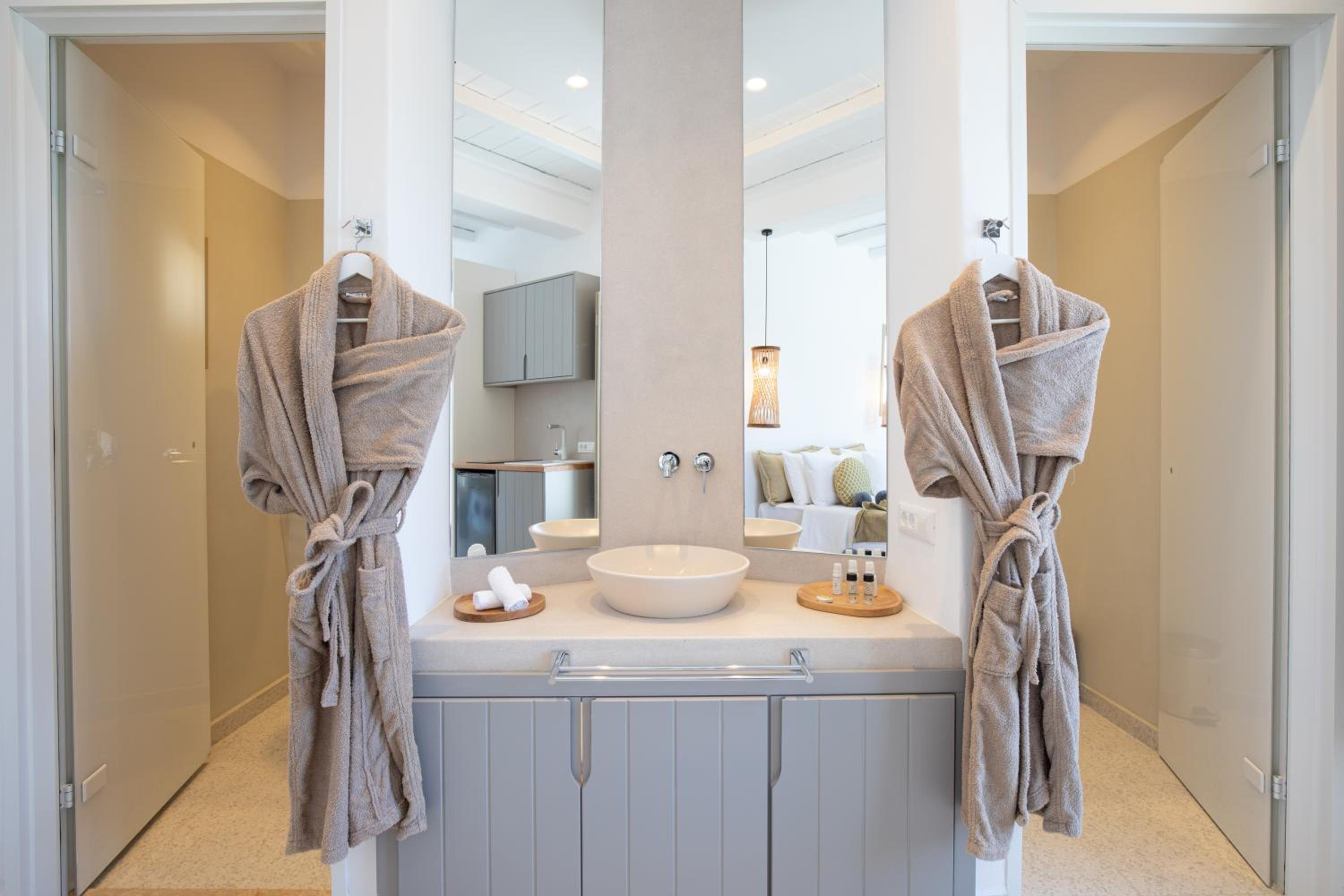 Deluxe Suite with Sea View - Photo 15