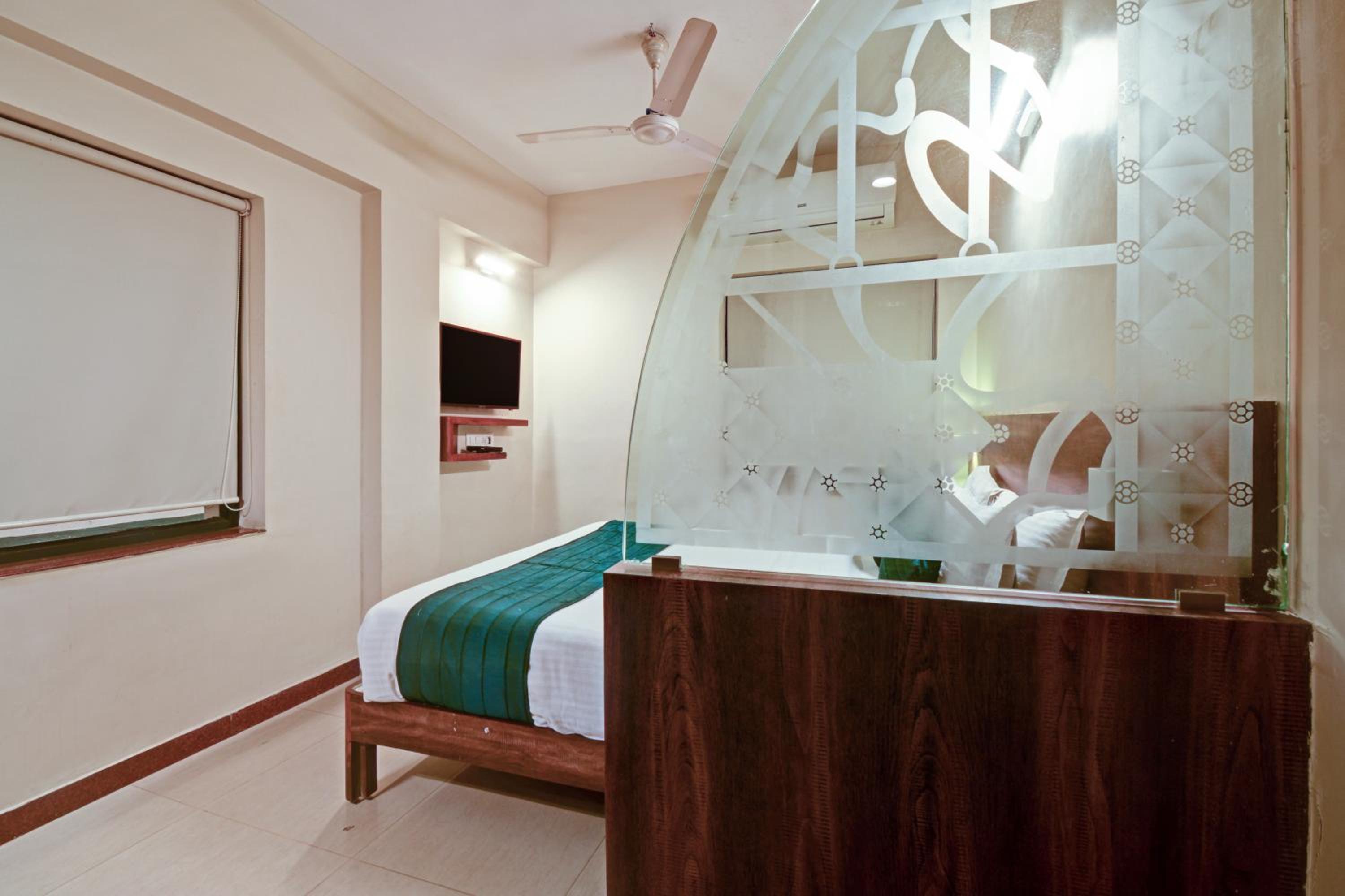 Deluxe Room - Photo 22