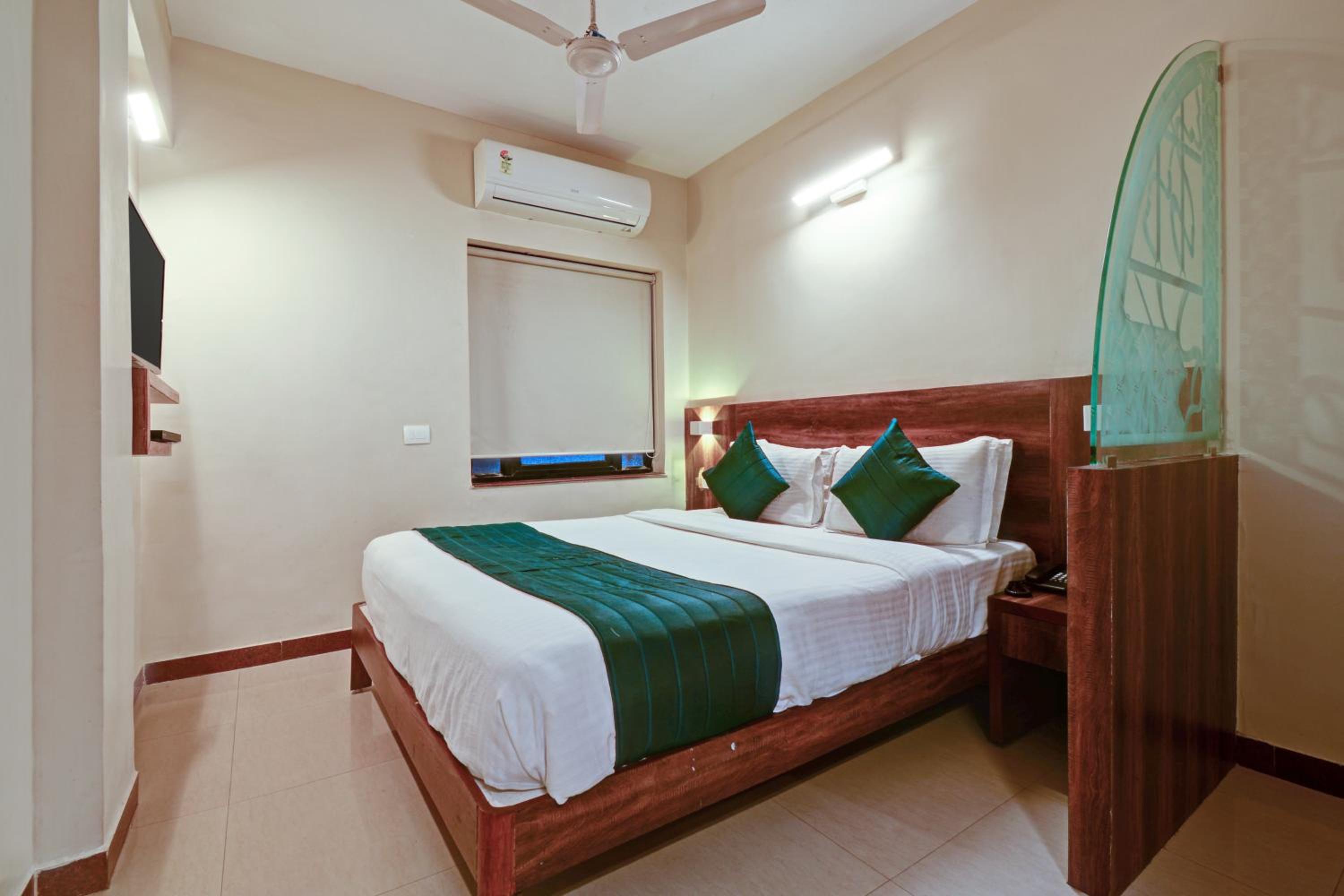 Deluxe Room - Photo 25