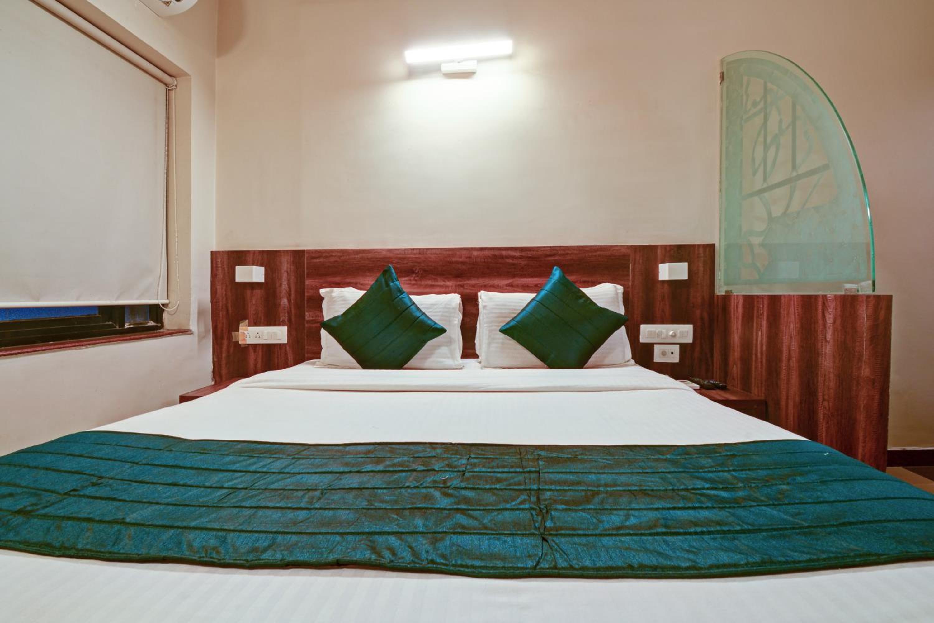 Deluxe Room - Photo 17