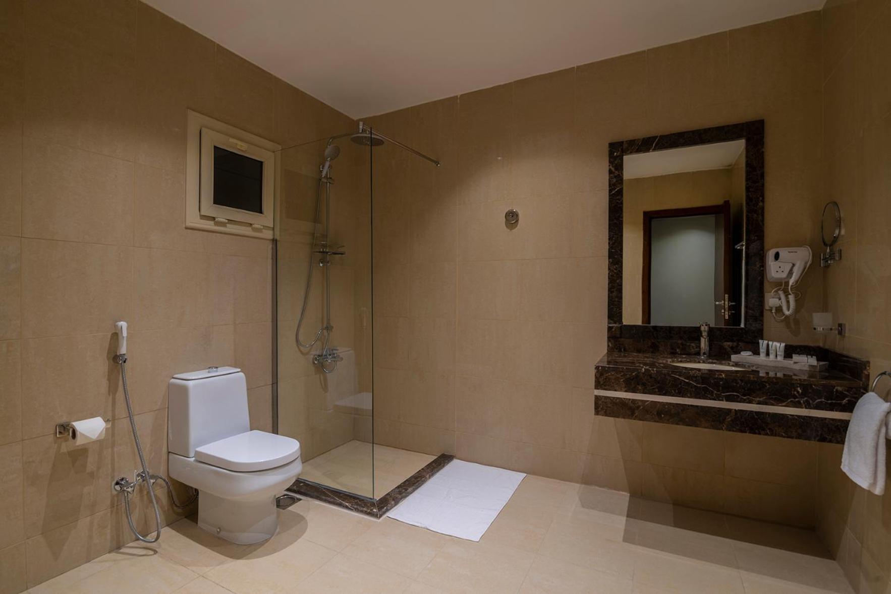 Deluxe King Room - Photo 7