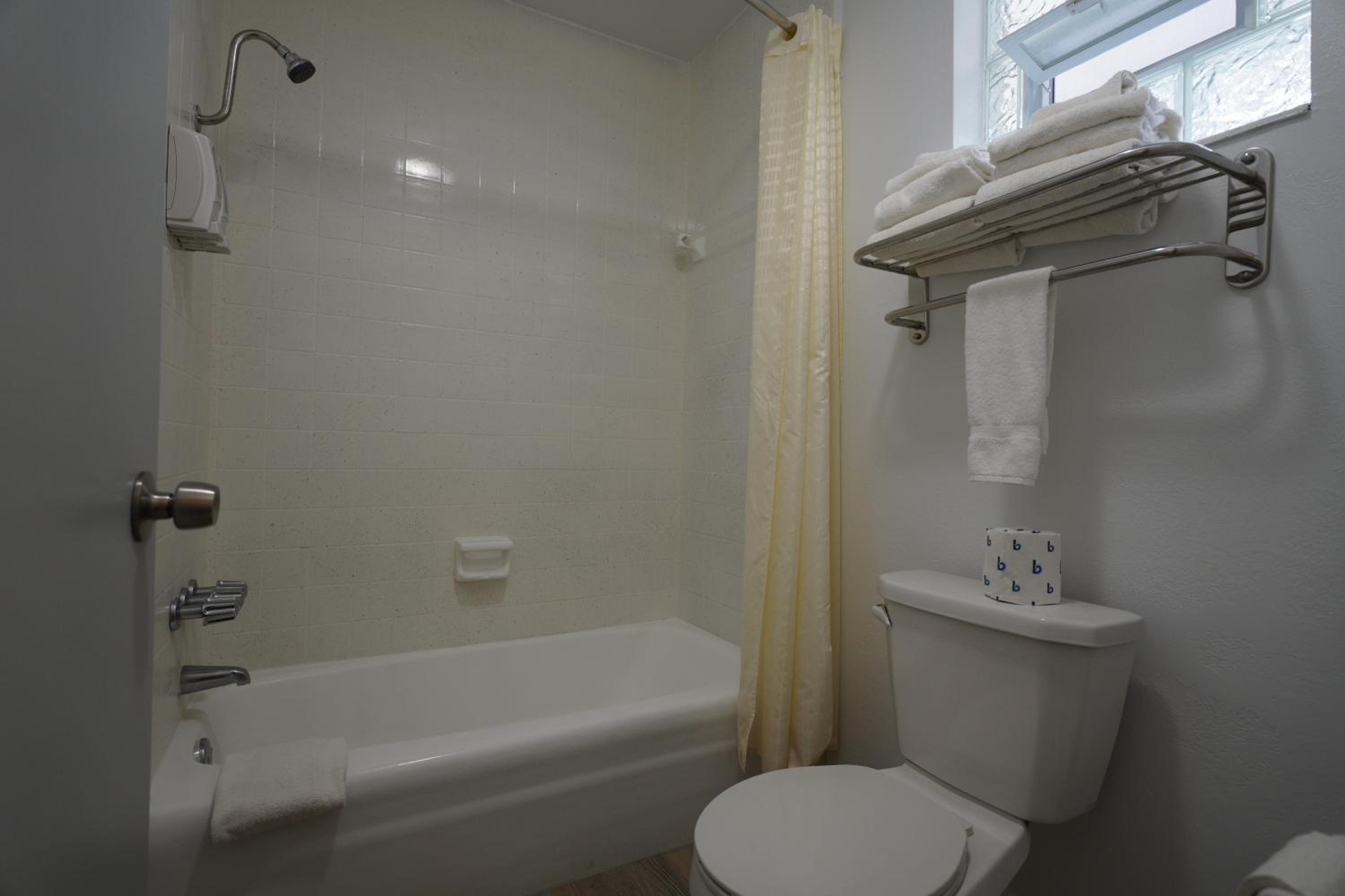 Queen Room photo 2