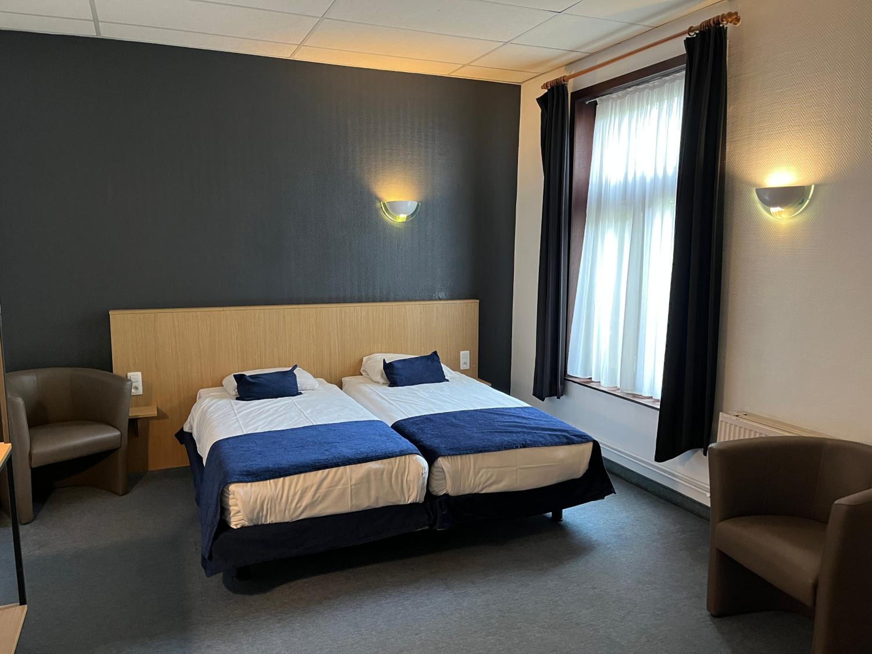 Large Twin Room - Photo 1