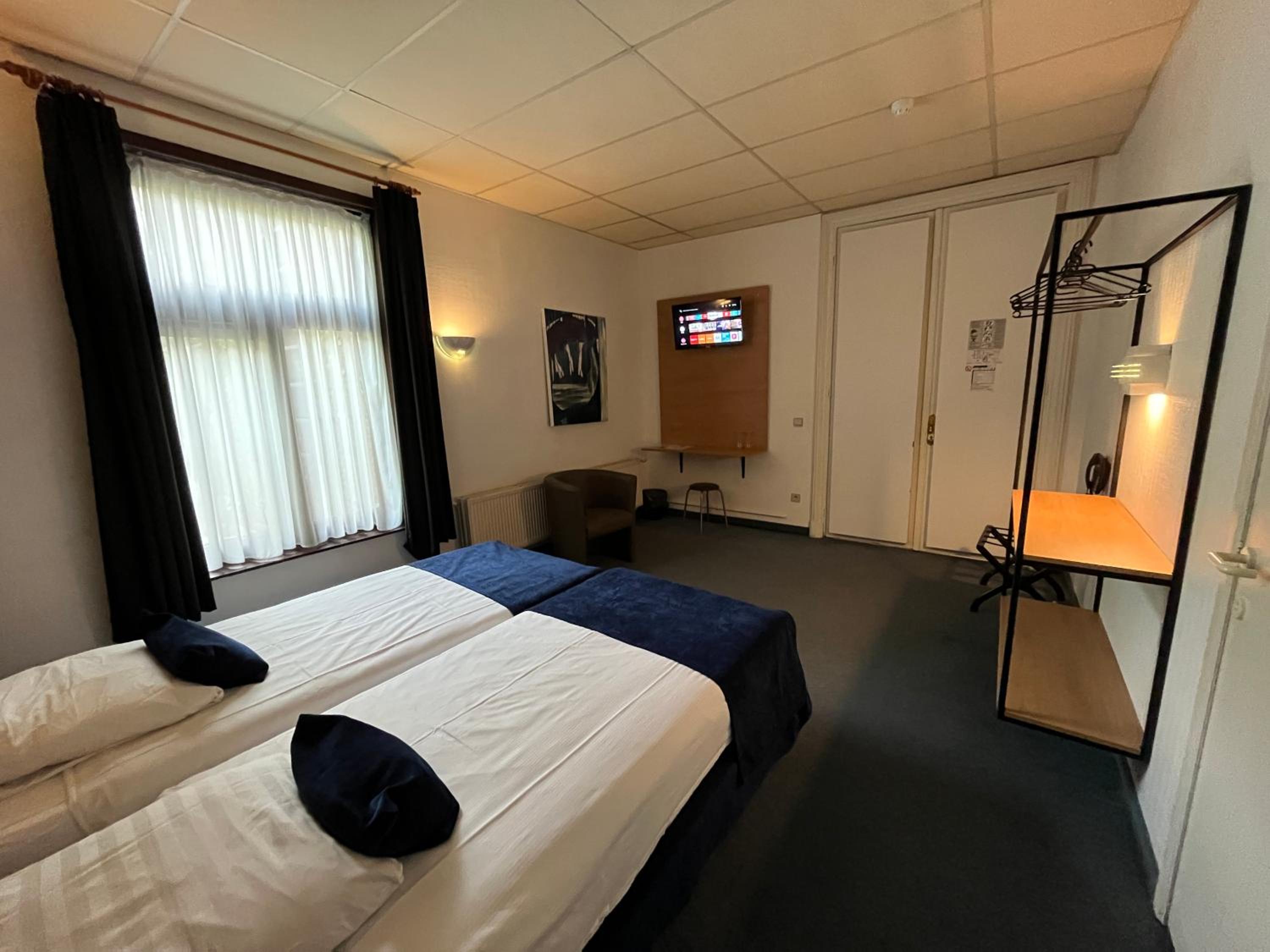 Large Twin Room - Photo 2