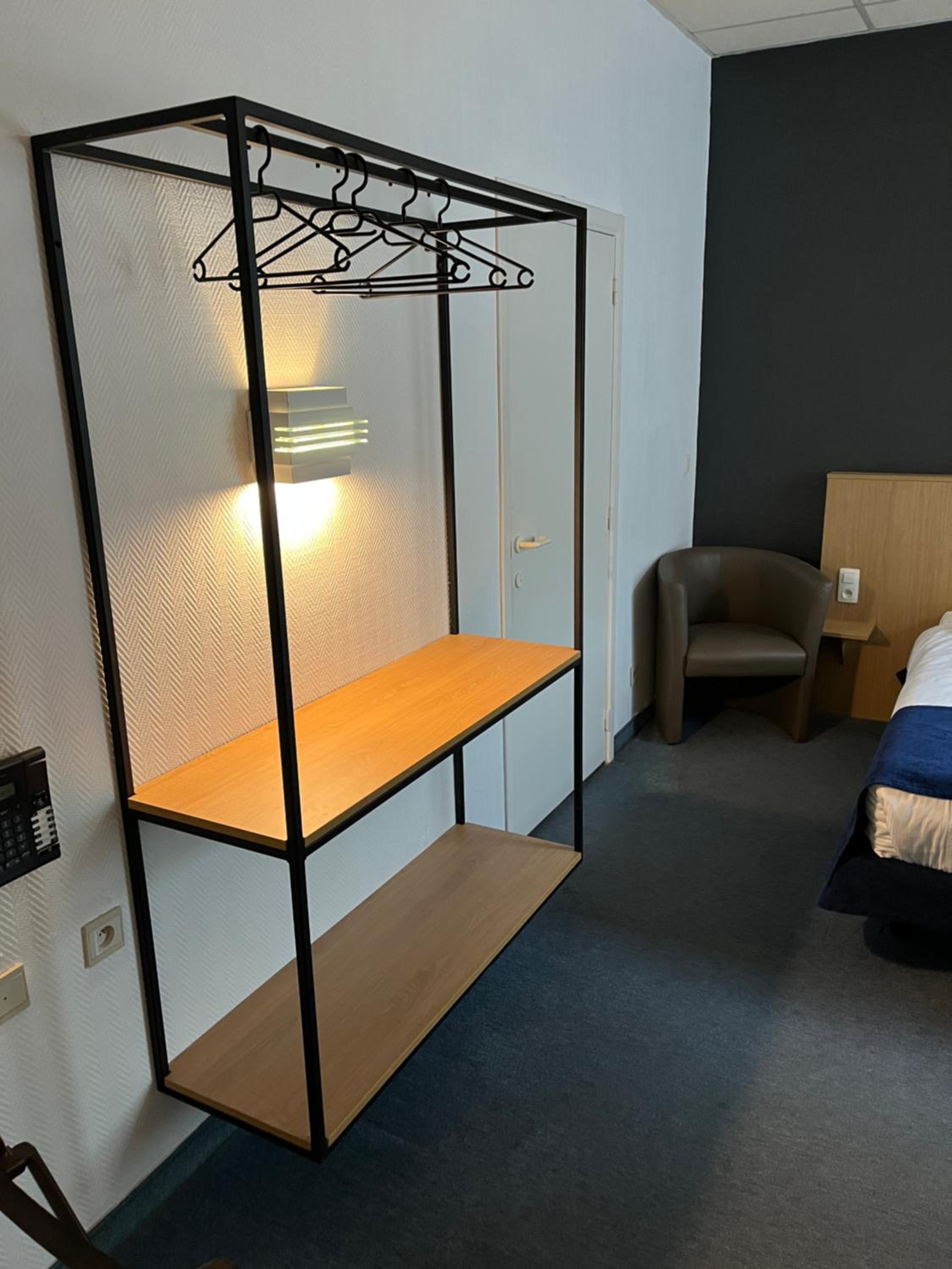 Large Twin Room - Photo 3