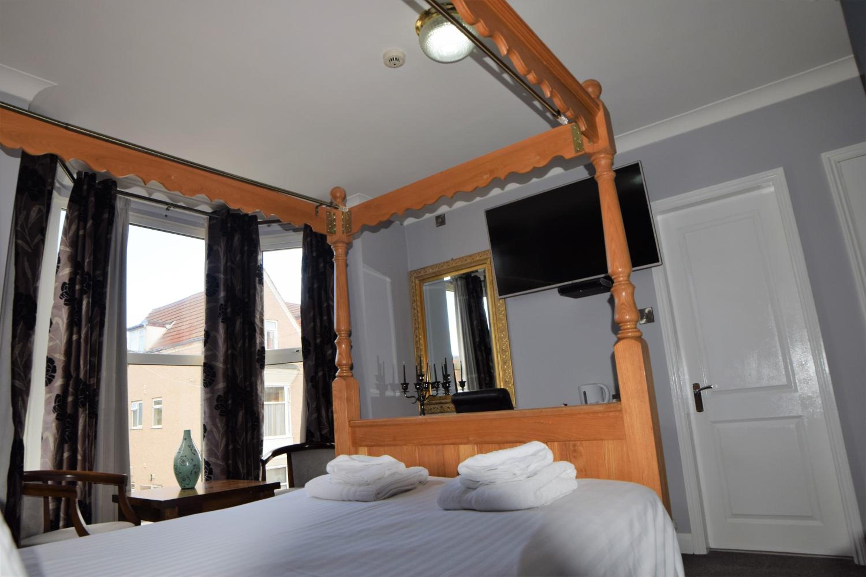 Four-poster Double with Spa Bath - Photo 3