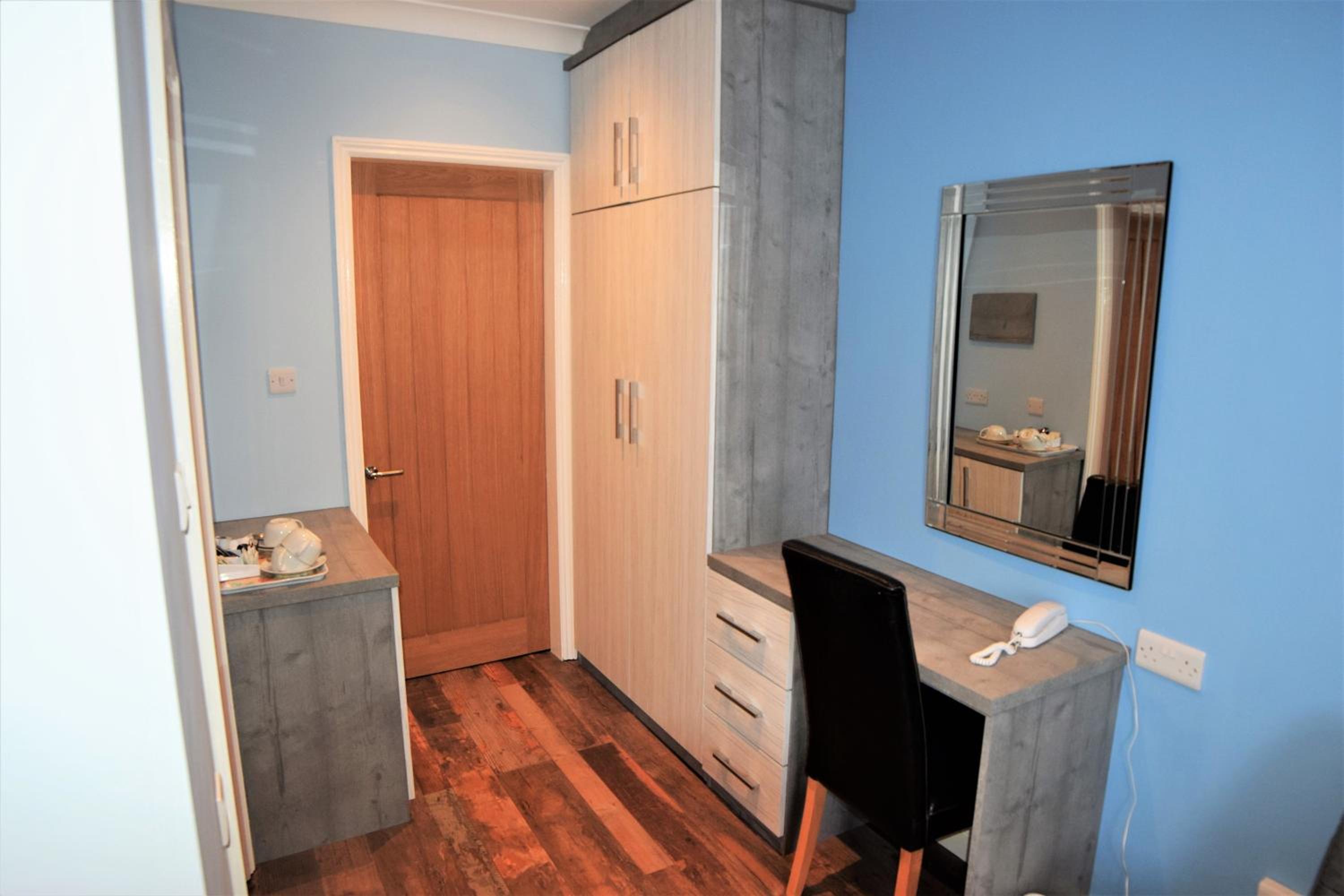 One-Bedroom Suite - Photo 2