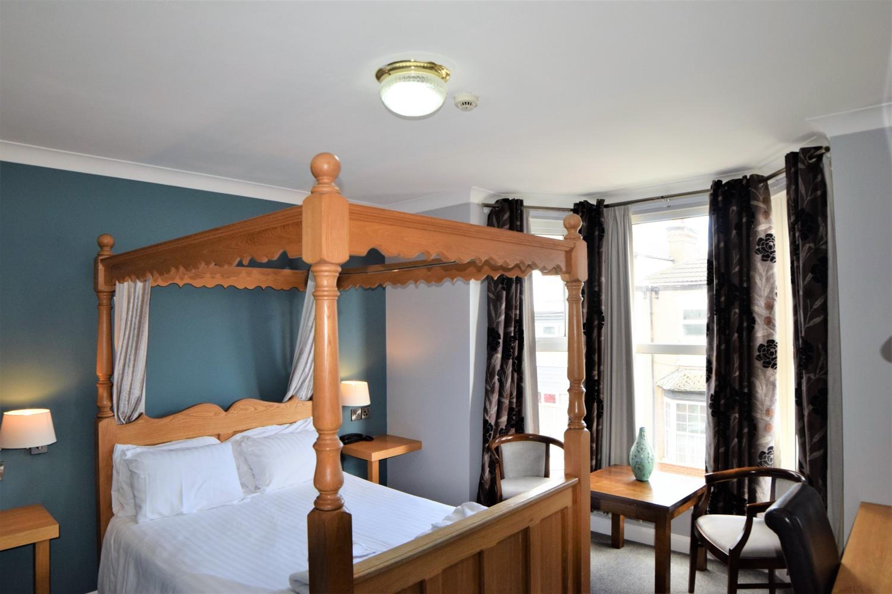 Four-poster Double with Spa Bath - Photo 1