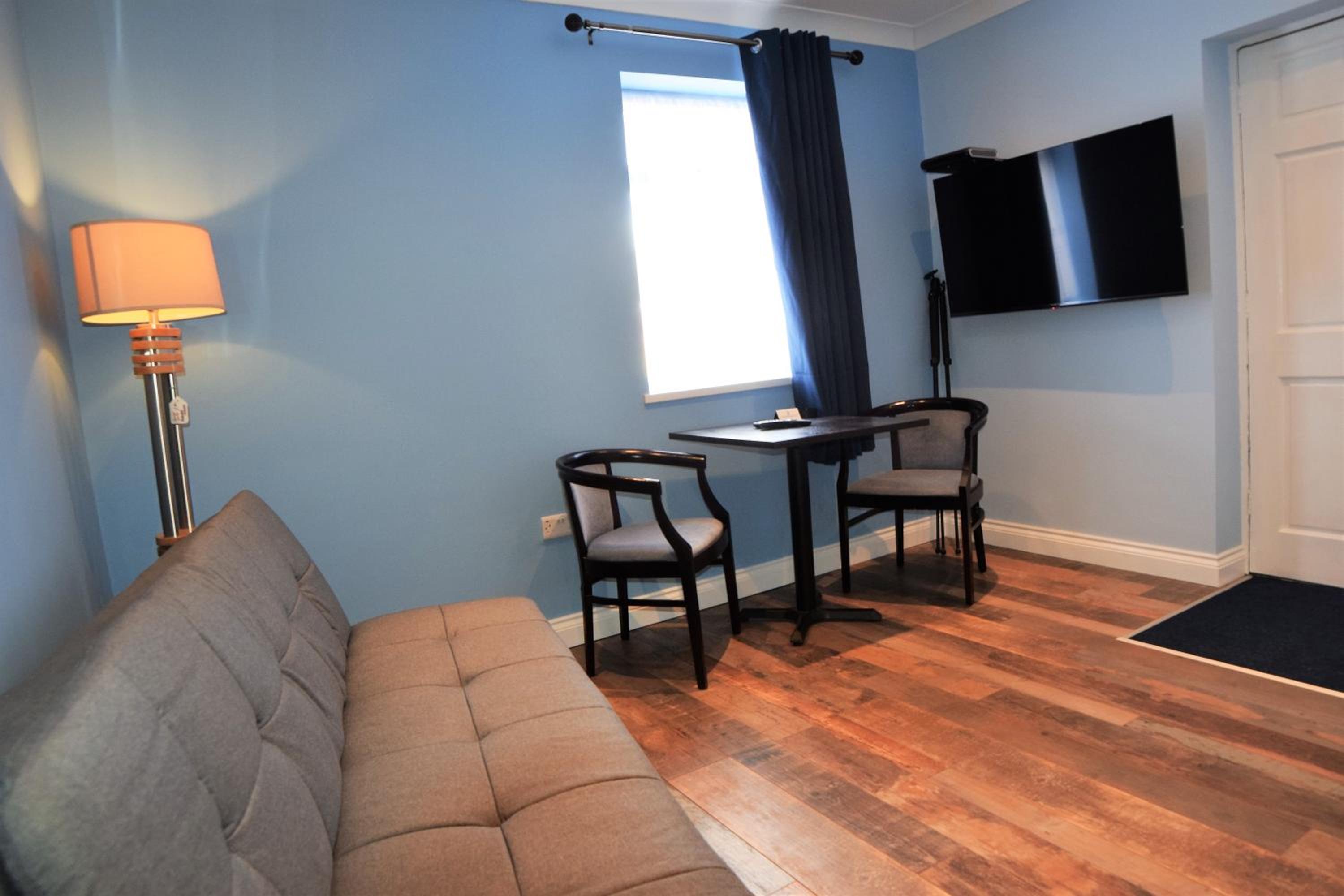 One-Bedroom Suite - Photo 7