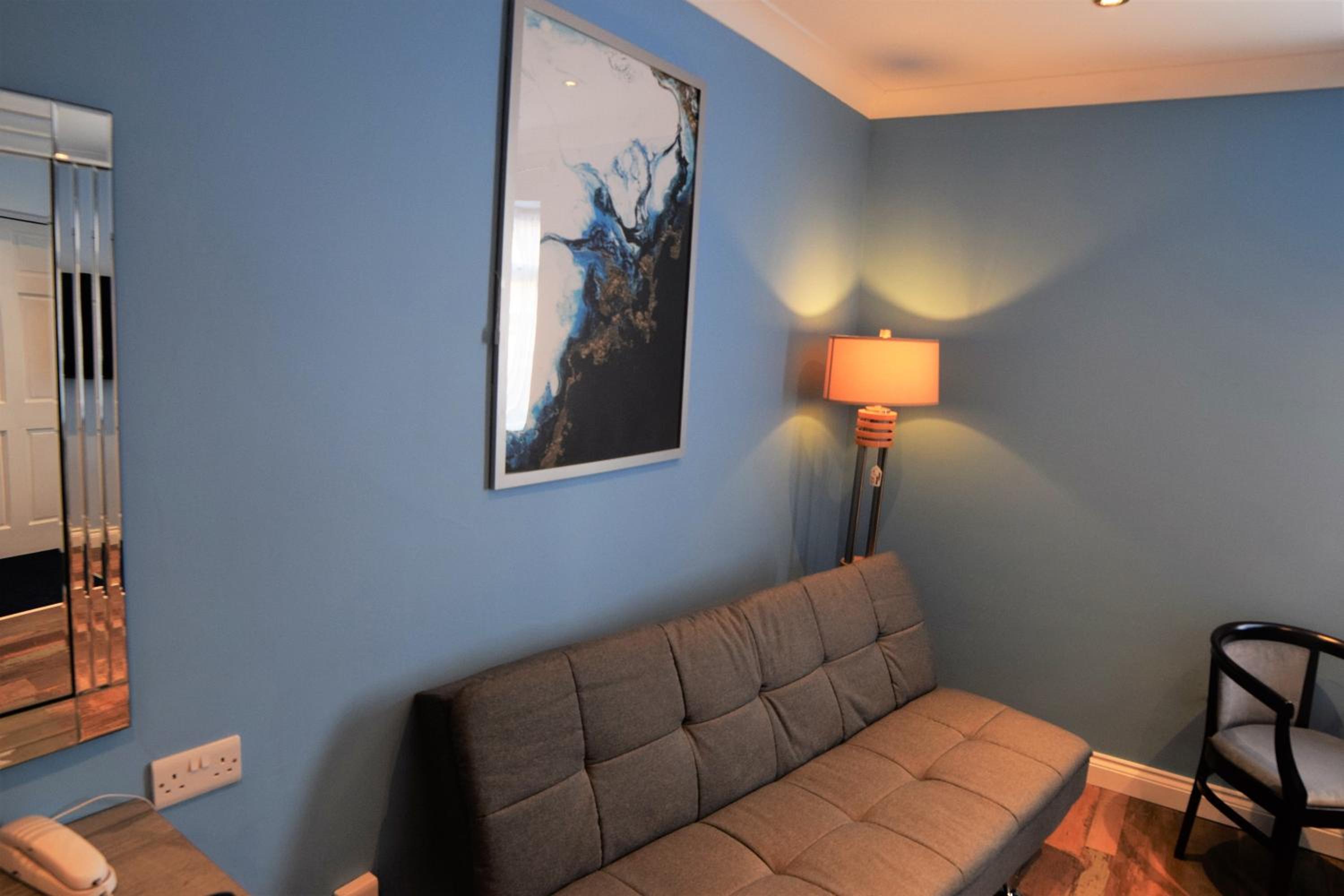 One-Bedroom Suite - Photo 6