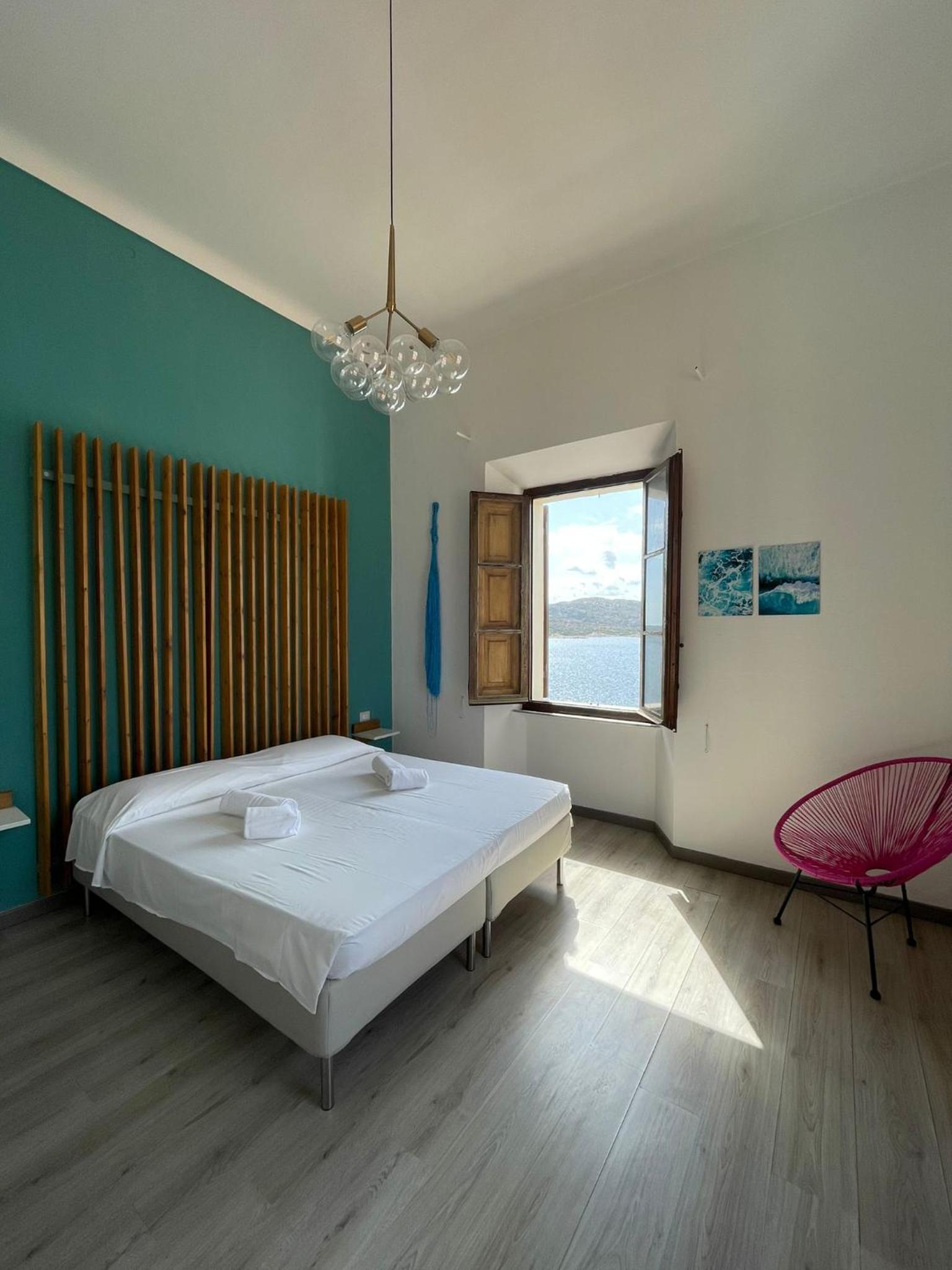 Double Room with Private External Bathroom and Sea View - Photo 3