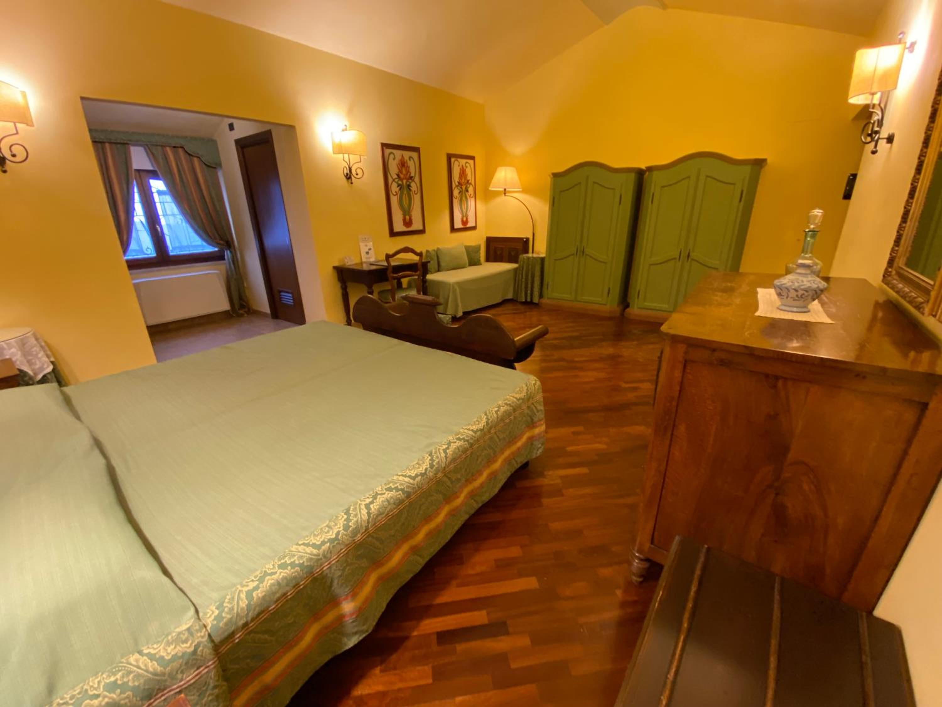 Deluxe Room - Photo 3