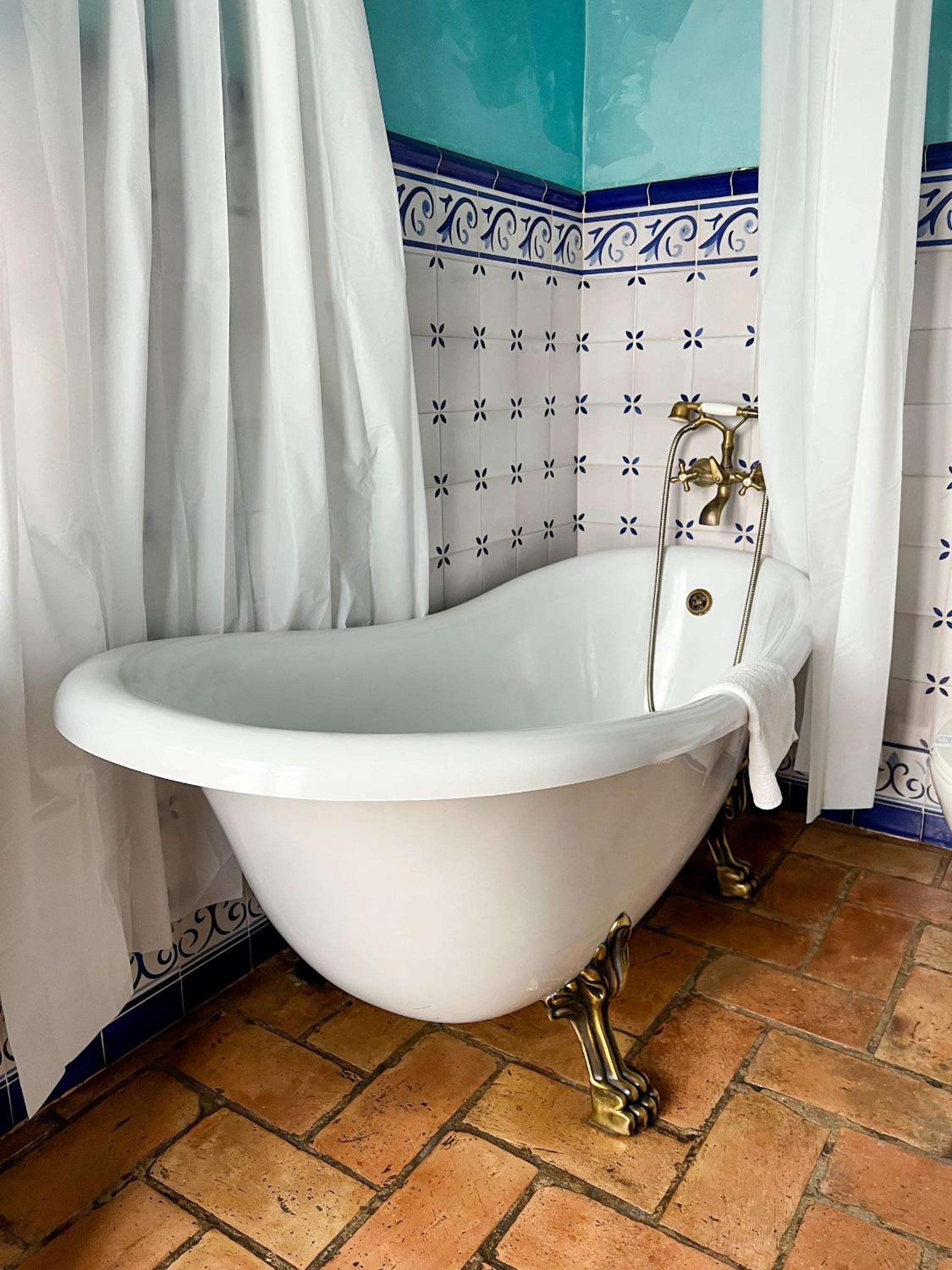 Deluxe Double Room with Bath - Photo 21