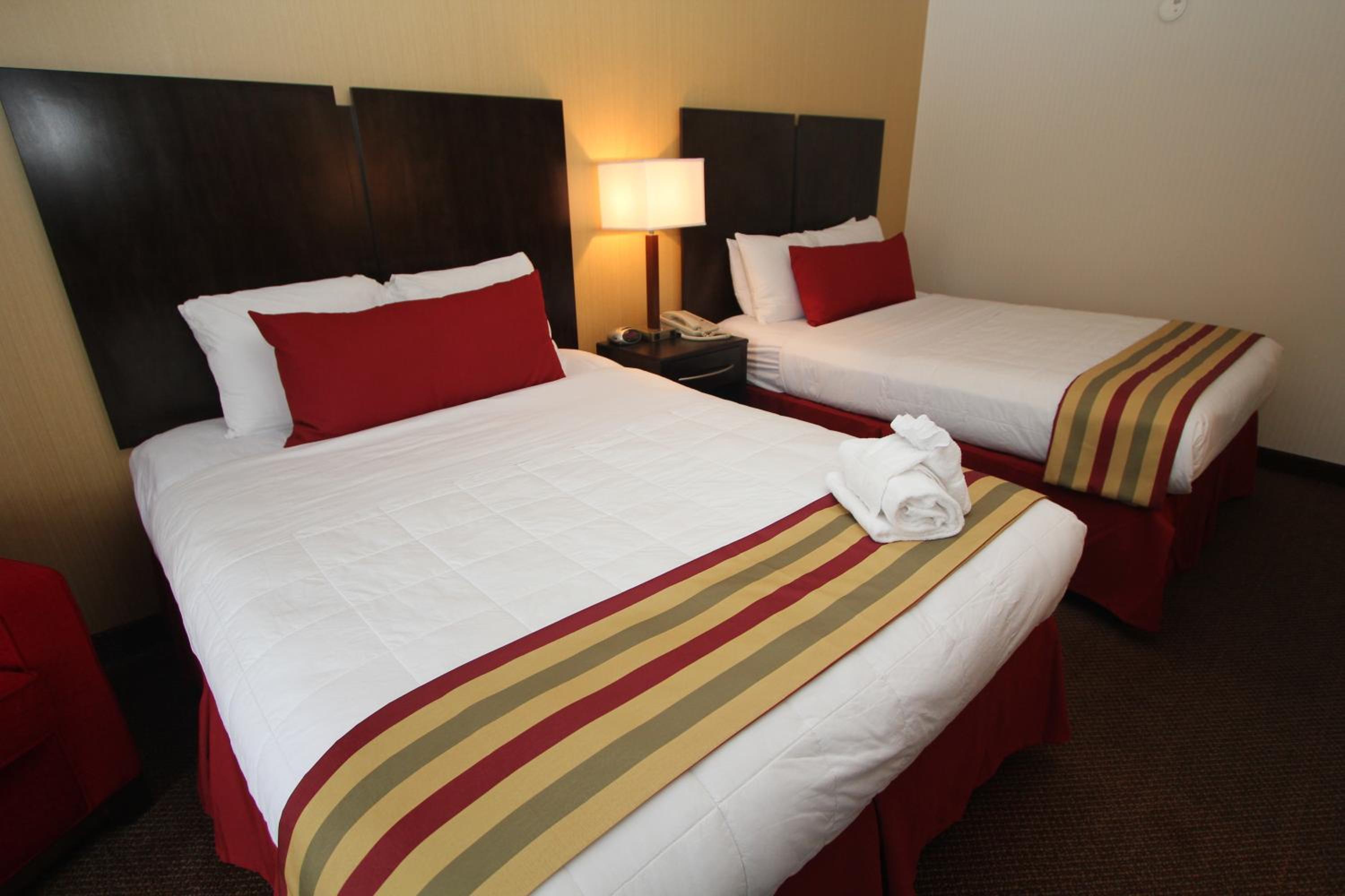 Queen Room with Two Queen Beds - Non-Smoking photo 2