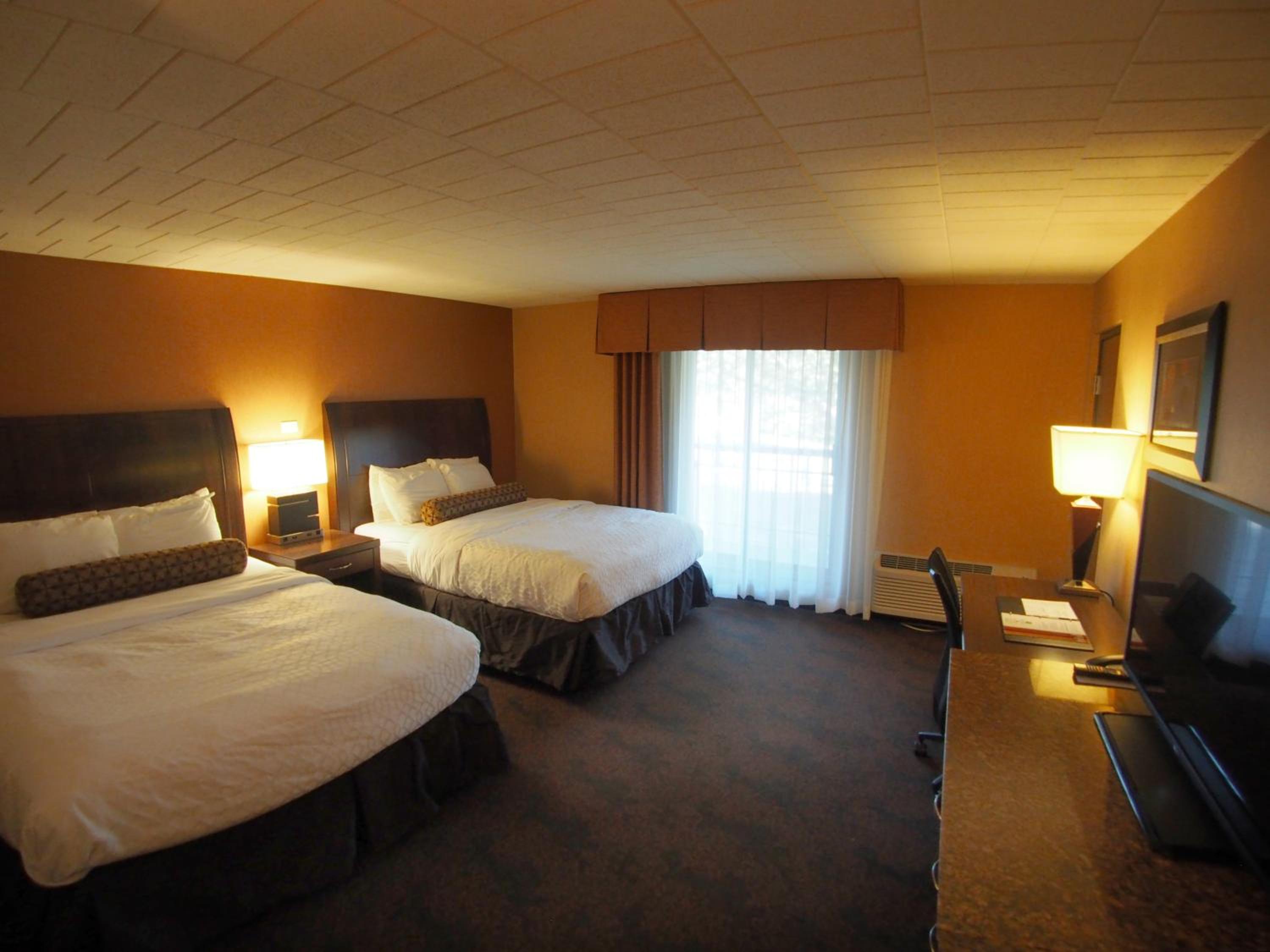Queen Room with Two Queen Beds with Balcony photo 2