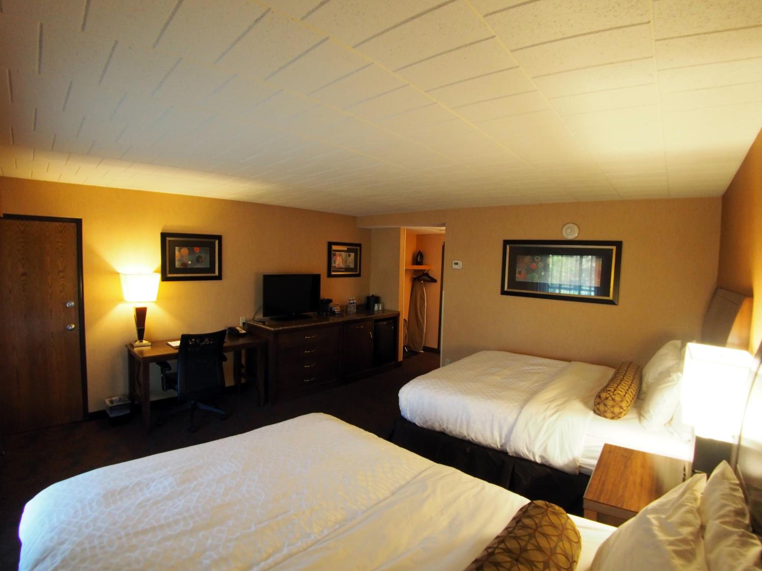 Queen Room with Two Queen Beds with Balcony photo 1