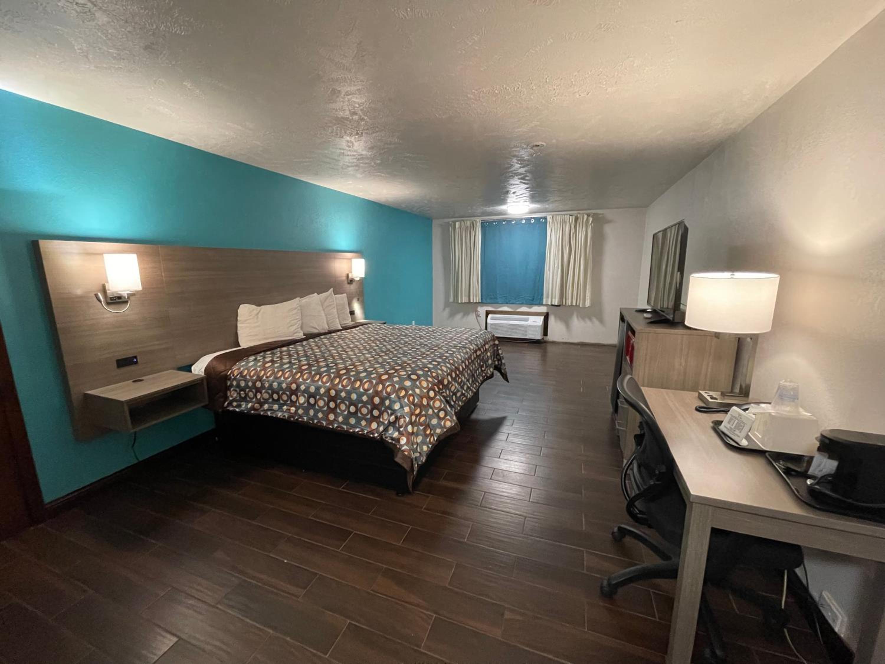 1 King Bed, Dog-Friendly, Non-Smoking - Photo 1