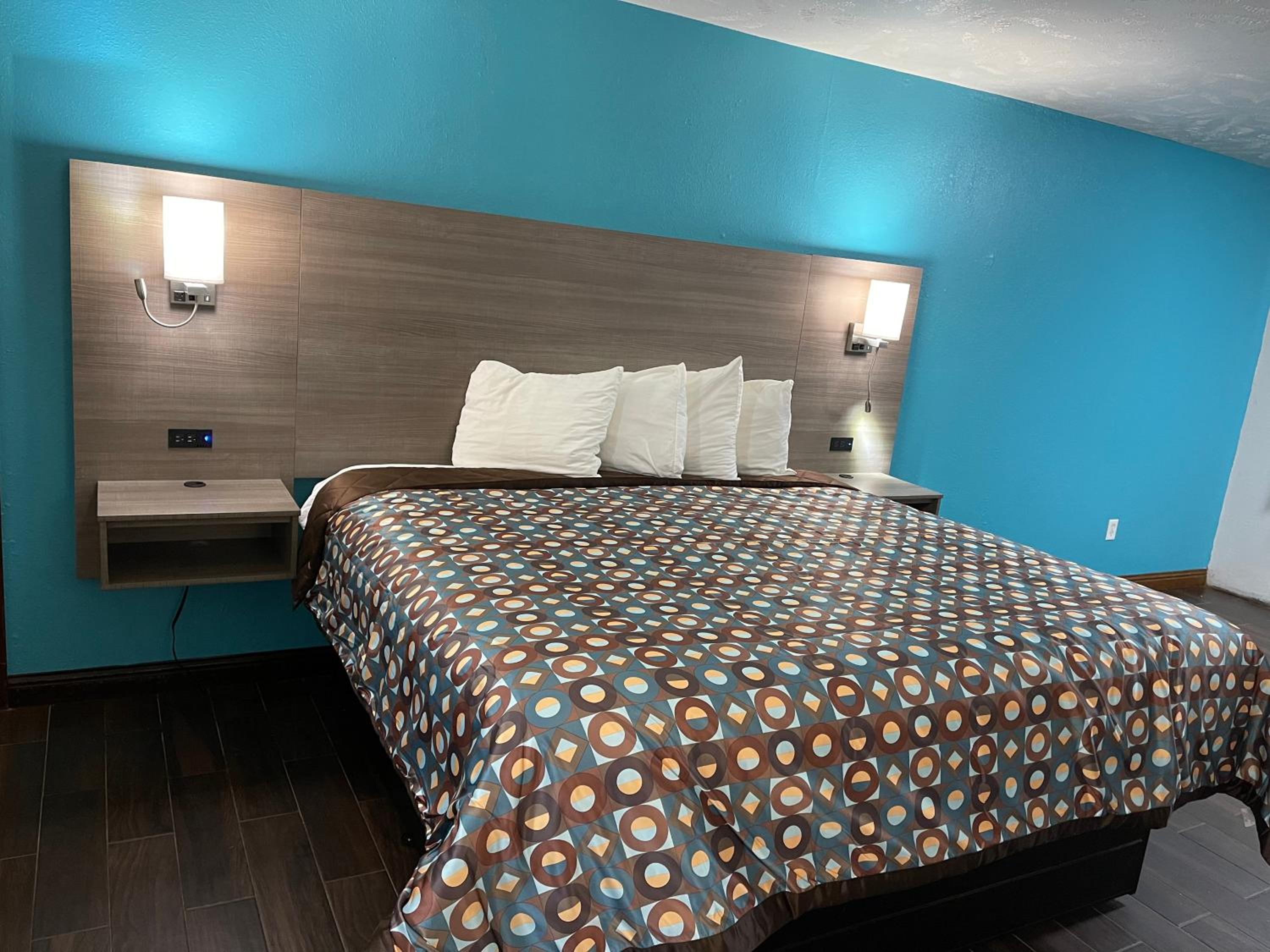 1 King Bed, Dog-Friendly, Non-Smoking - Photo 5