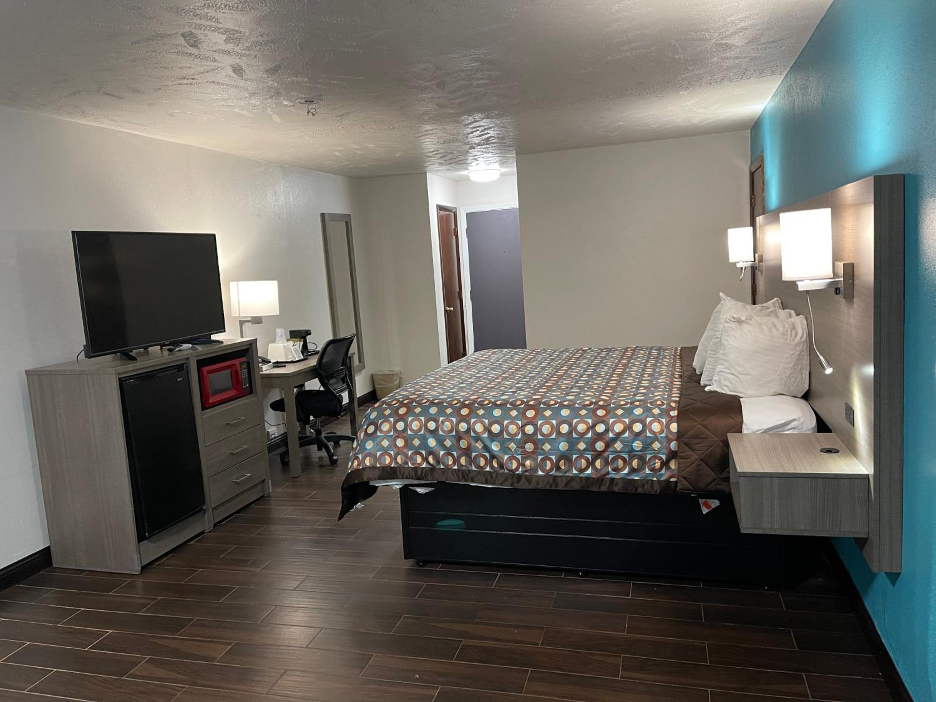 1 King Bed, Dog-Friendly, Non-Smoking - Photo 3