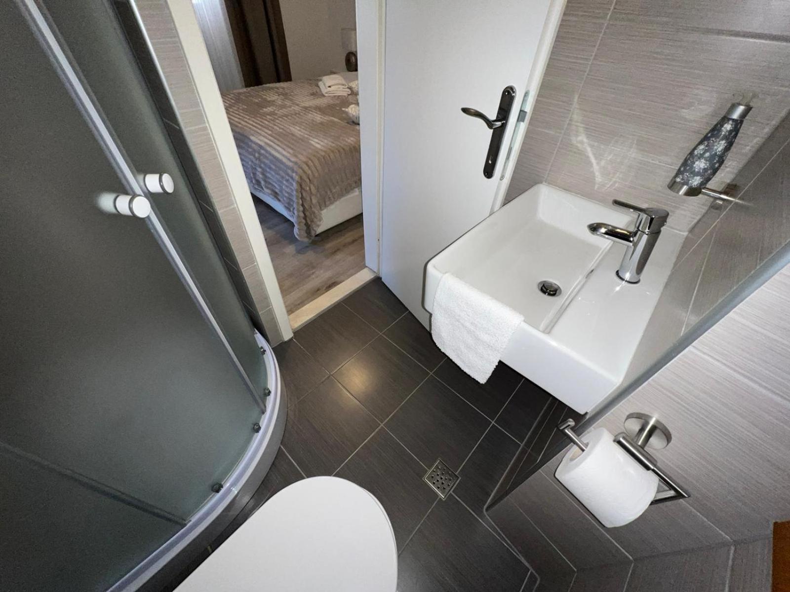 Double Room - Photo 7