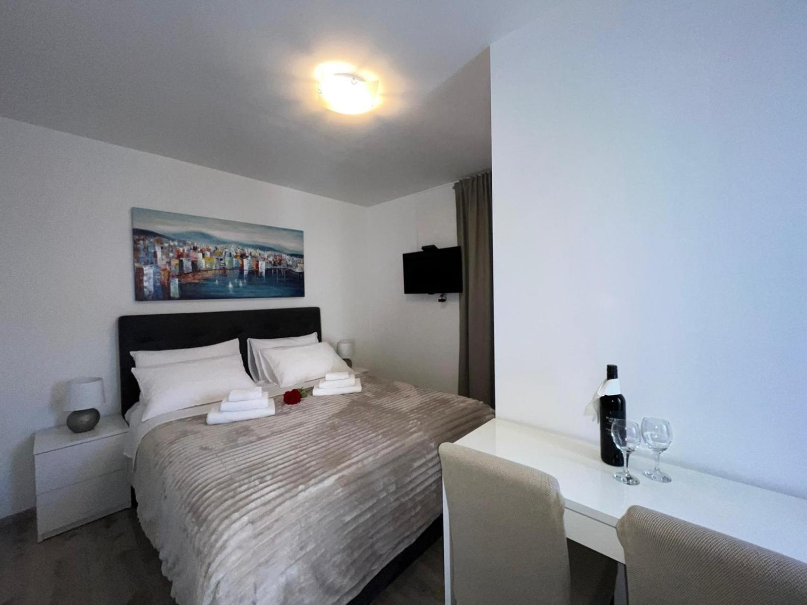 Deluxe Double Room - Photo 16