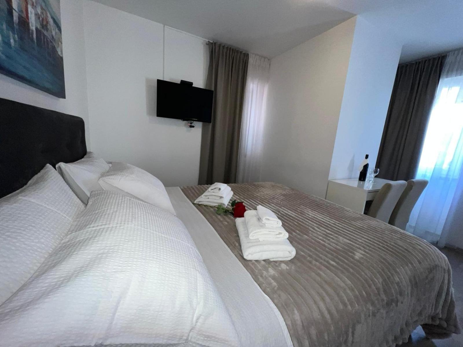 Deluxe Double Room - Photo 15