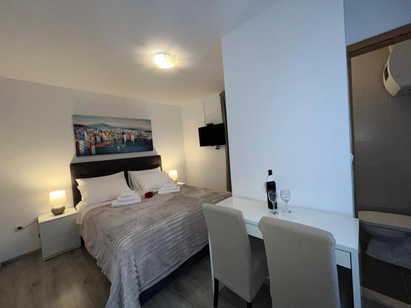 Deluxe Double Room - Photo 18