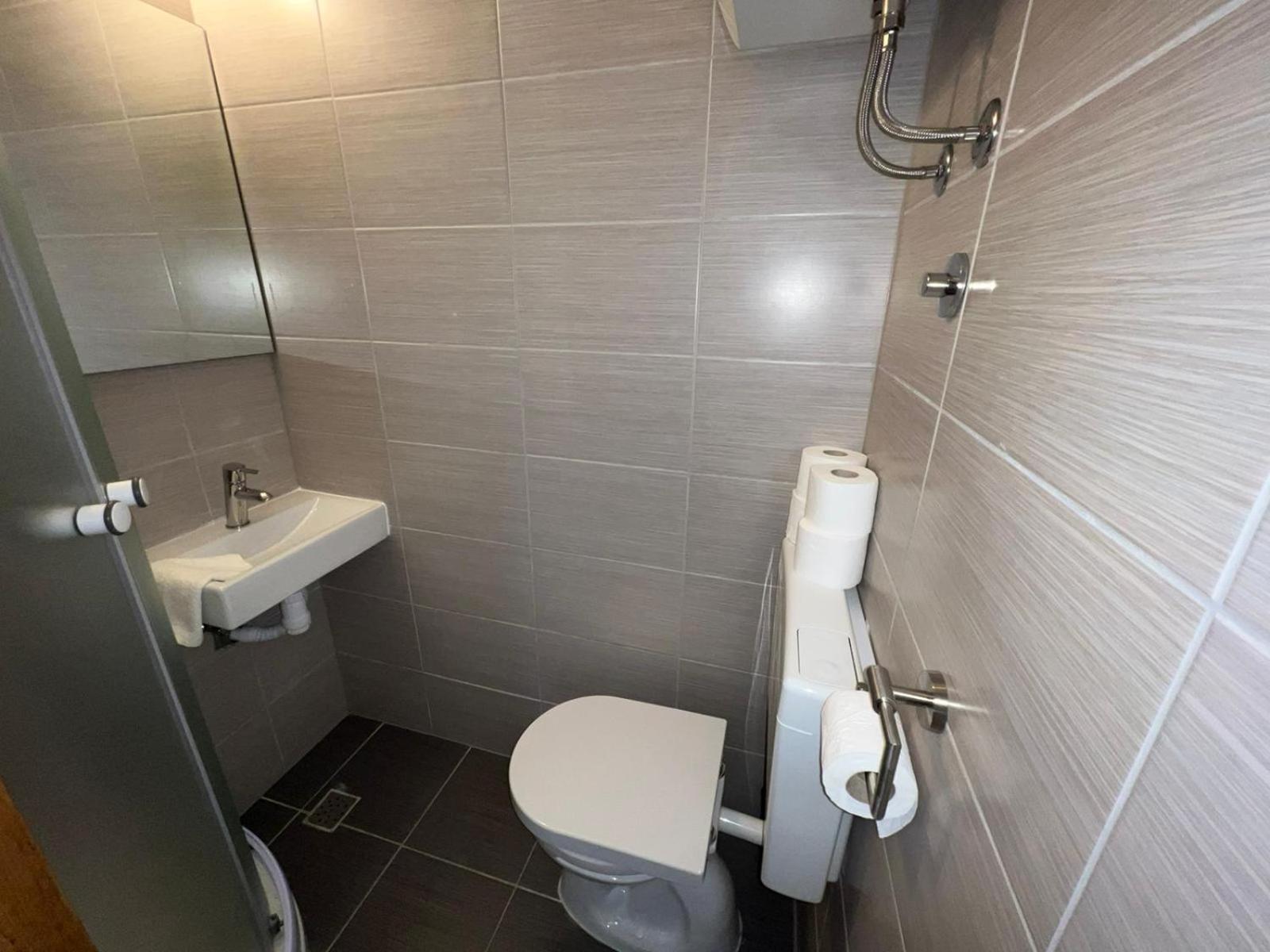 Deluxe Double Room - Photo 11