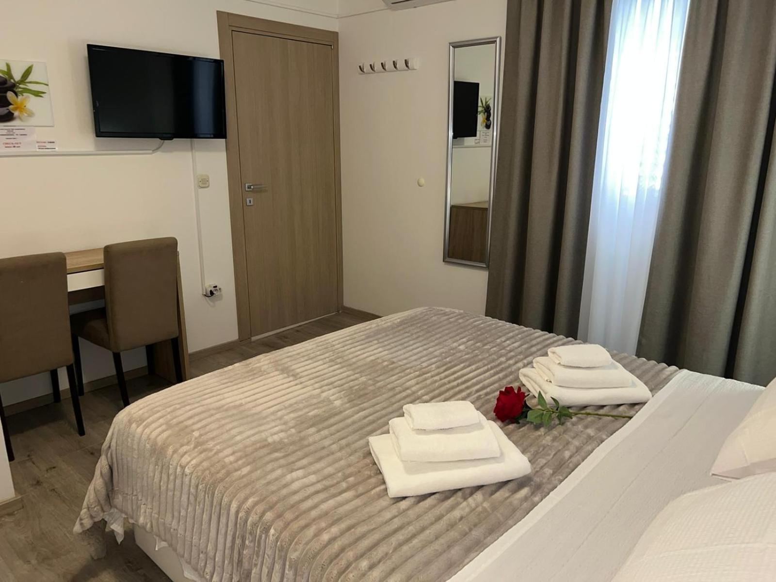Double Room - Photo 9