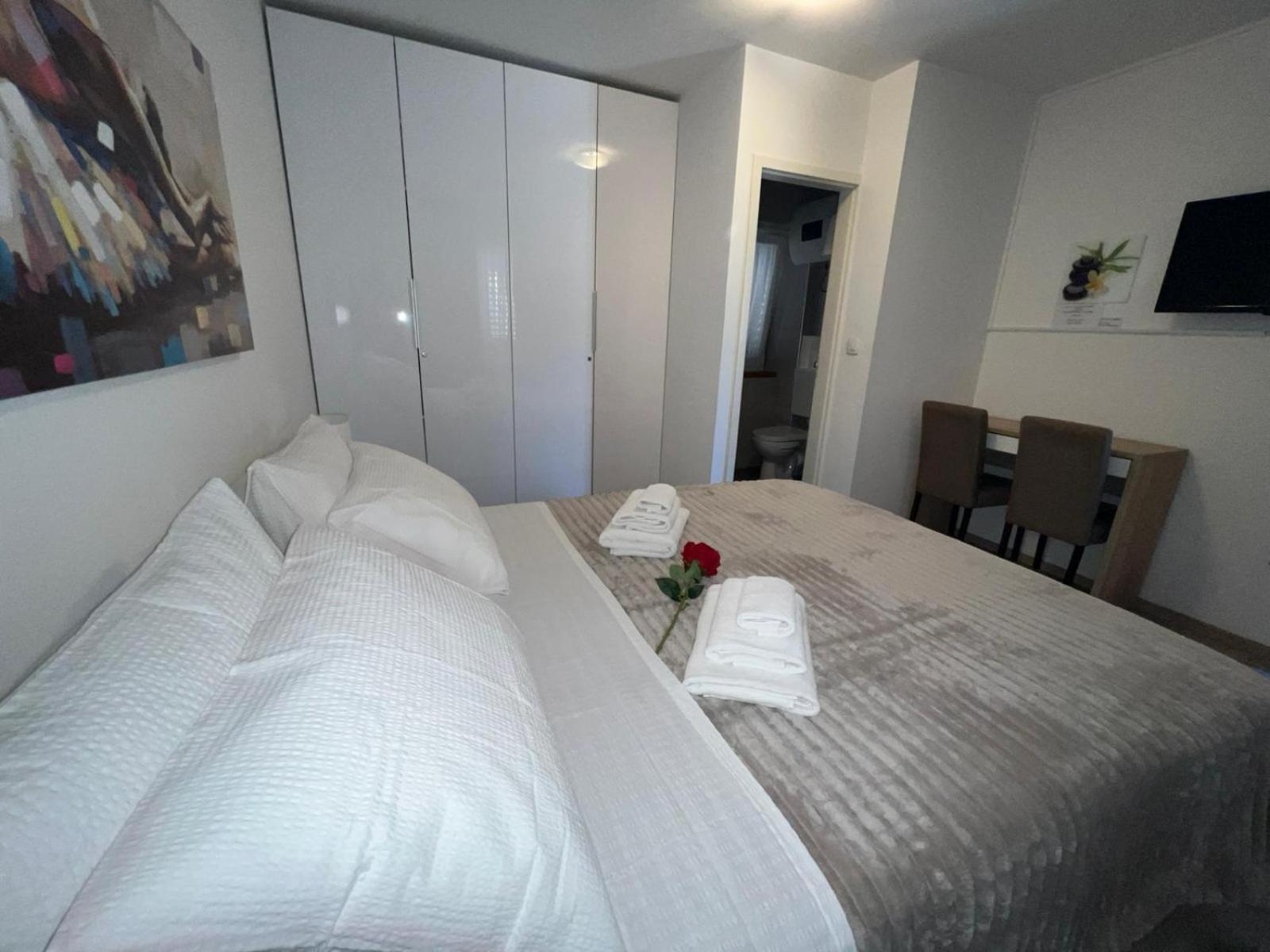 Double Room - Photo 8