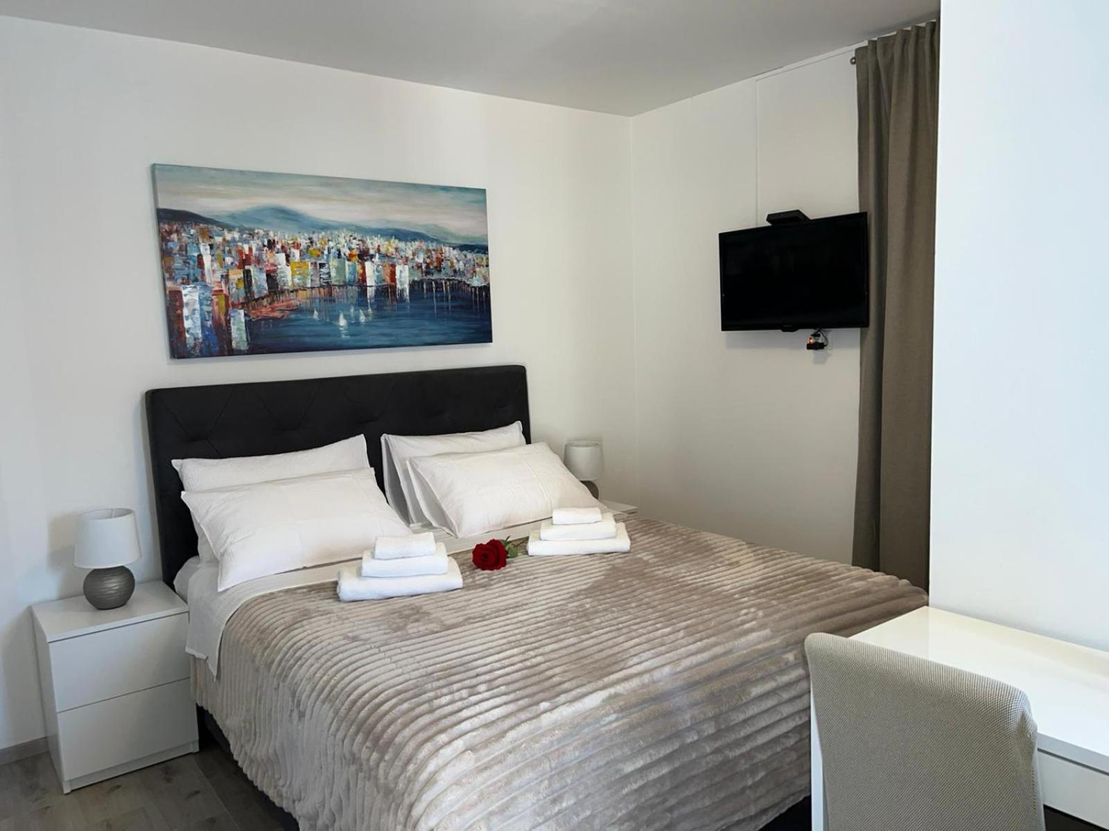 Deluxe Double Room - Photo 19