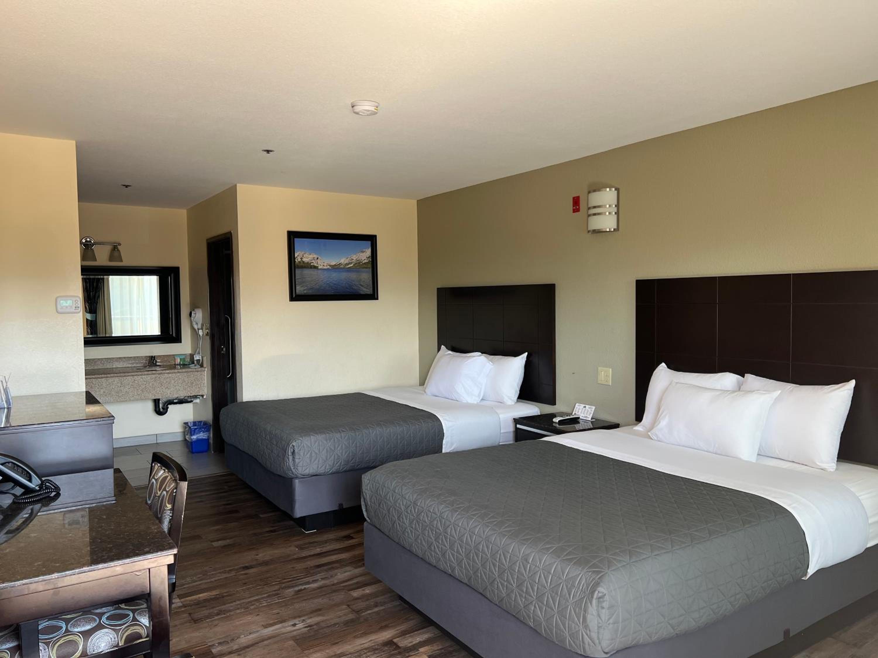 Queen Room with Two Queen Beds - Photo 4