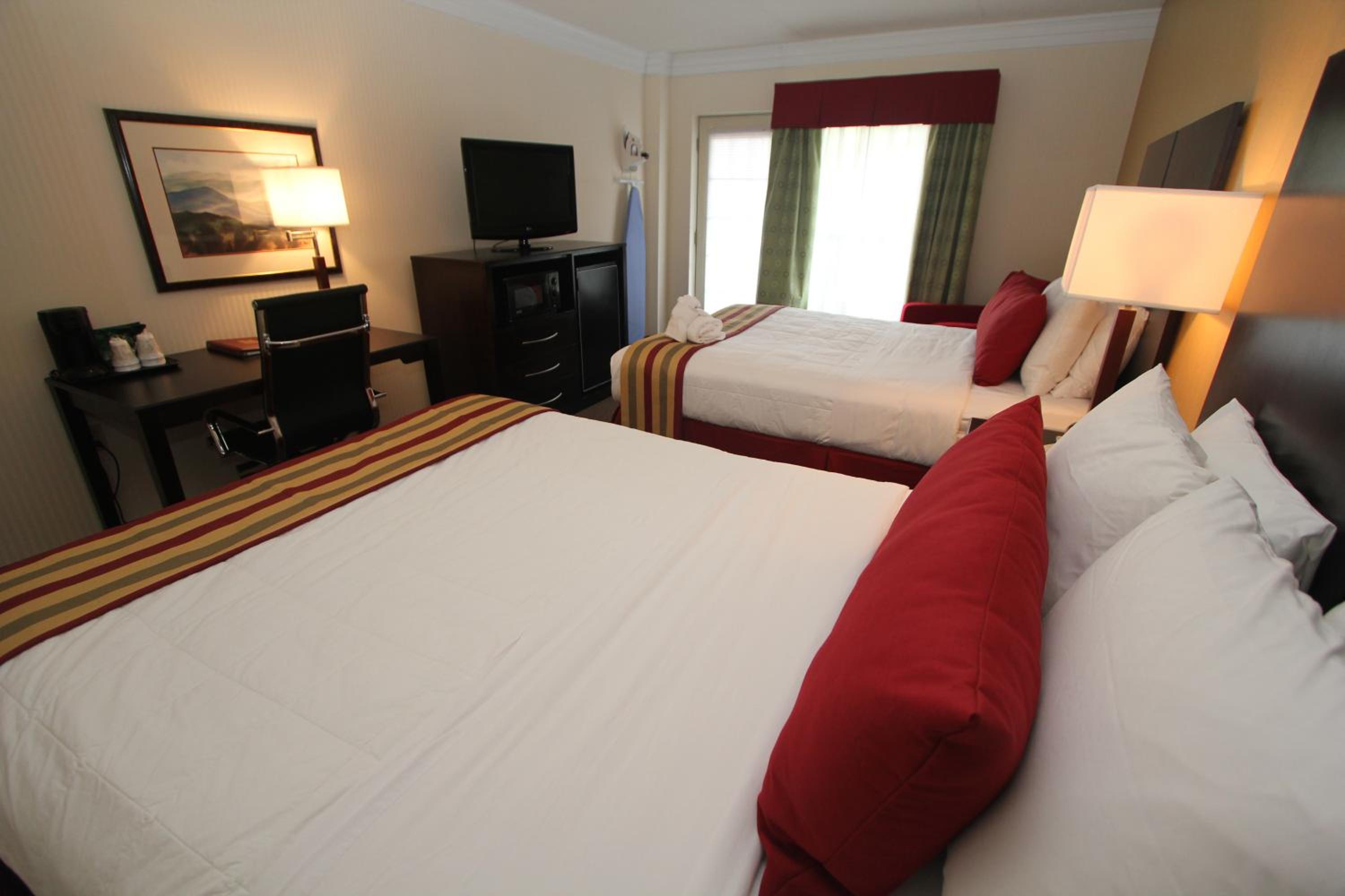 Queen Room with Two Queen Beds - Non-Smoking photo 3