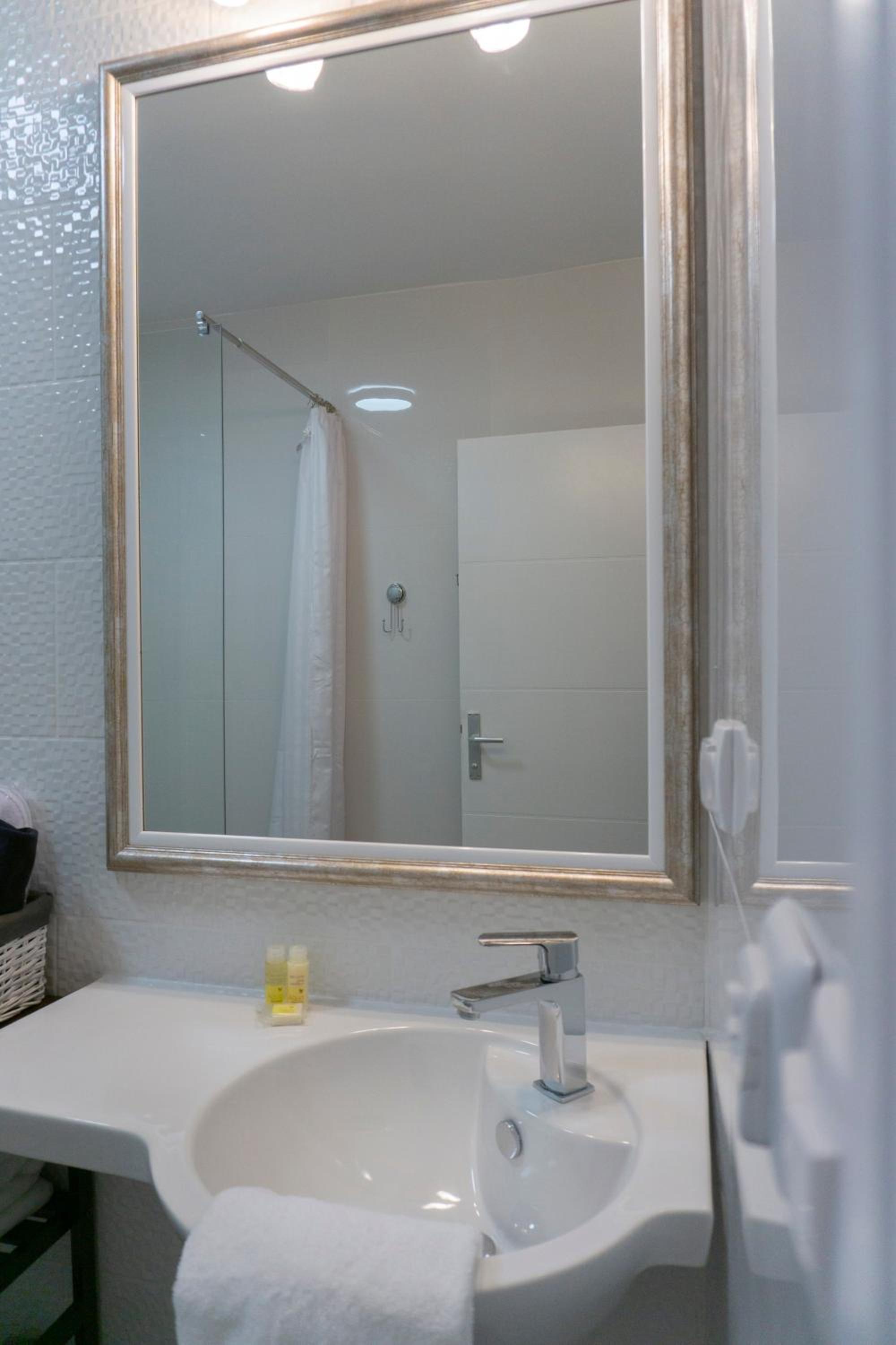 Deluxe Double Room with Balcony - Photo 13
