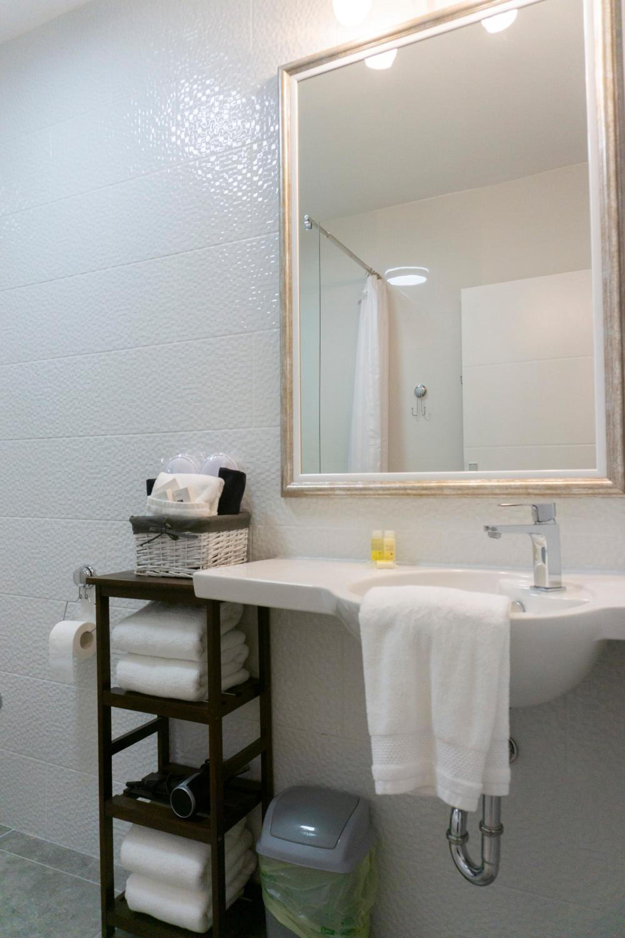 Deluxe Double Room with Balcony - Photo 15