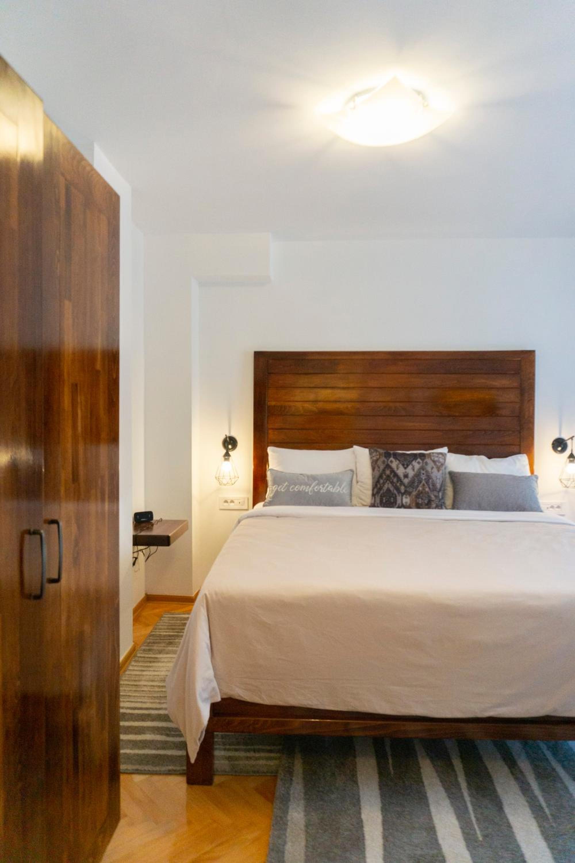 Deluxe Double Room with Balcony - Photo 4