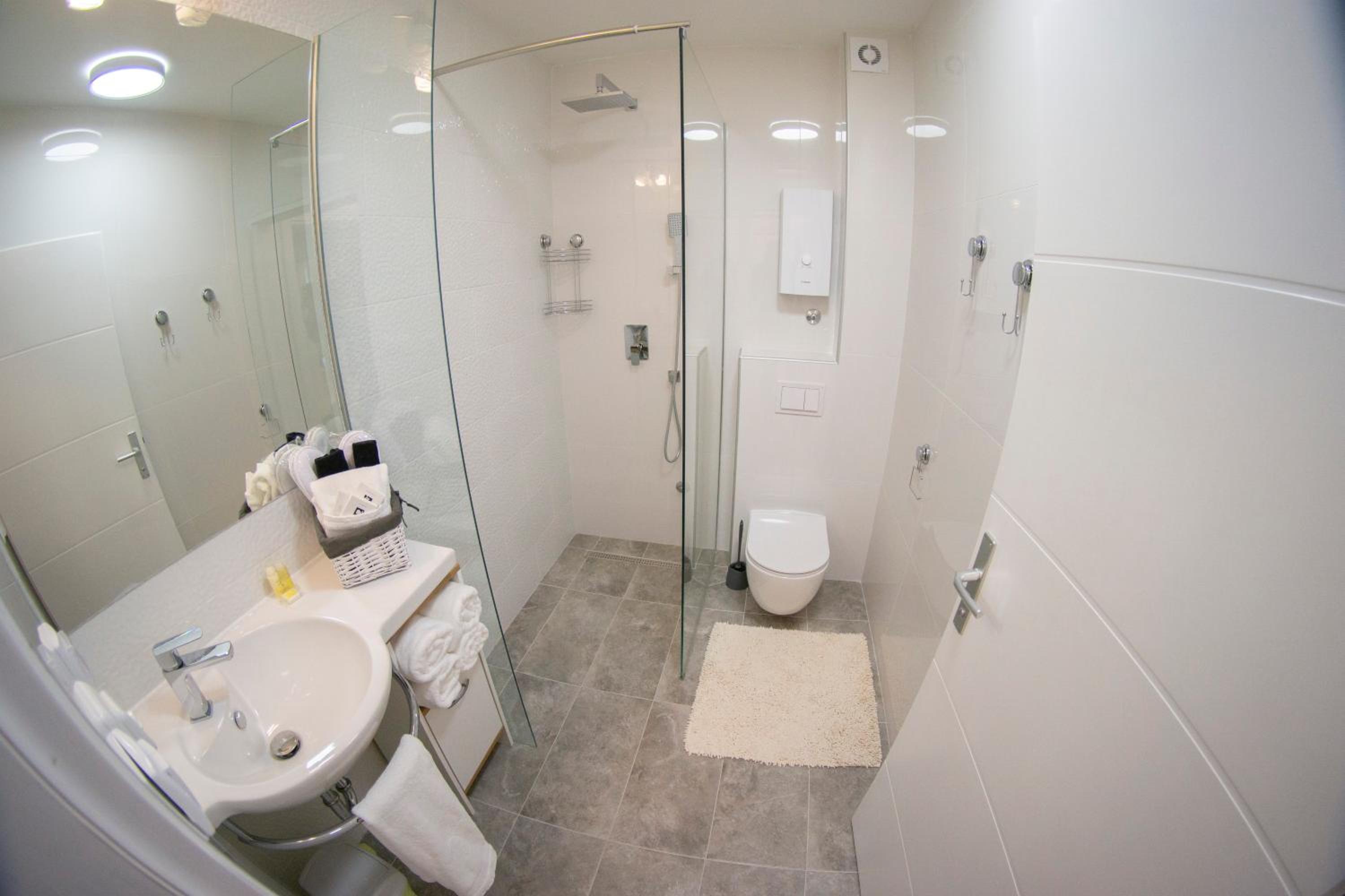 Deluxe Queen Room - Photo 13