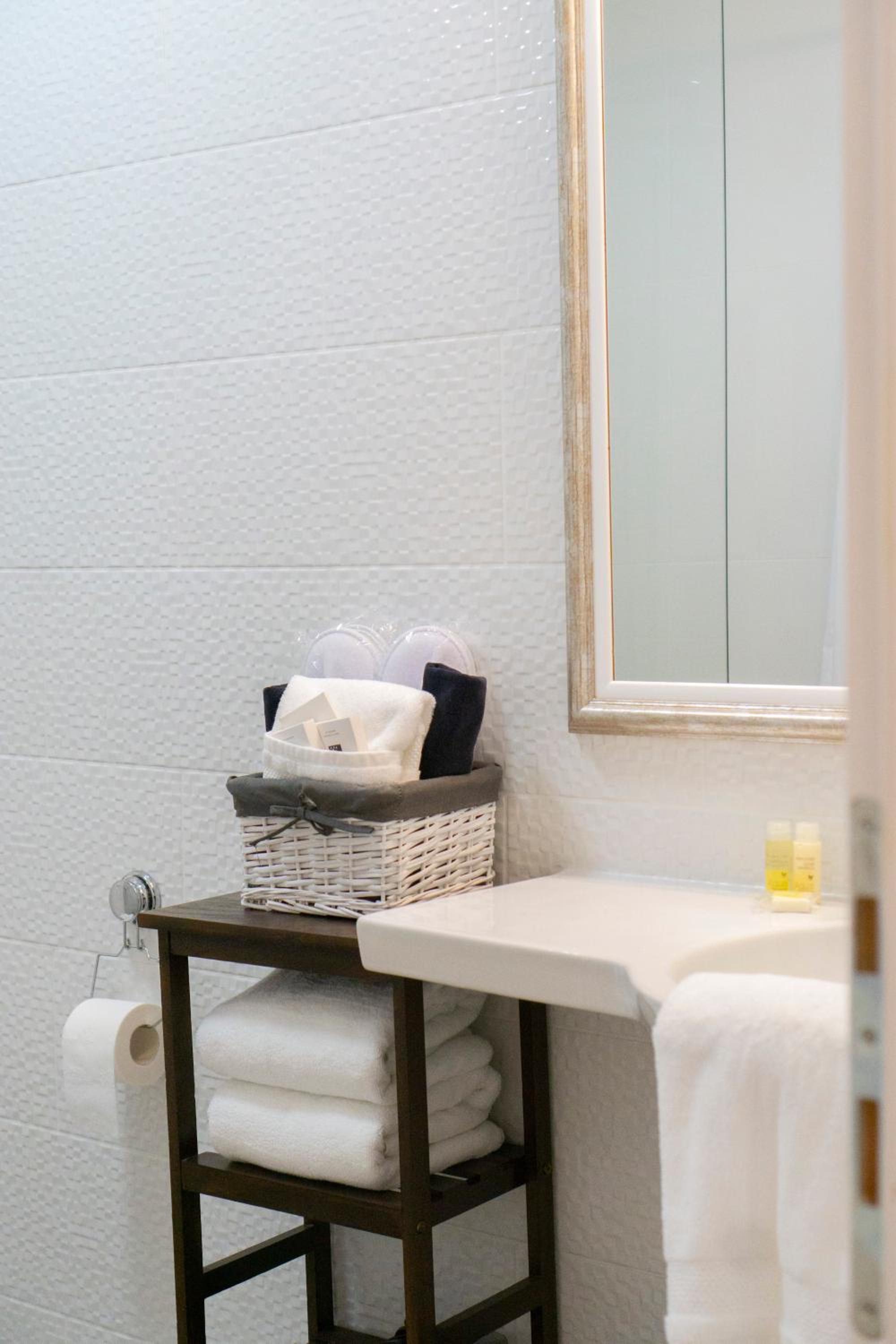 Deluxe Double Room with Balcony - Photo 14