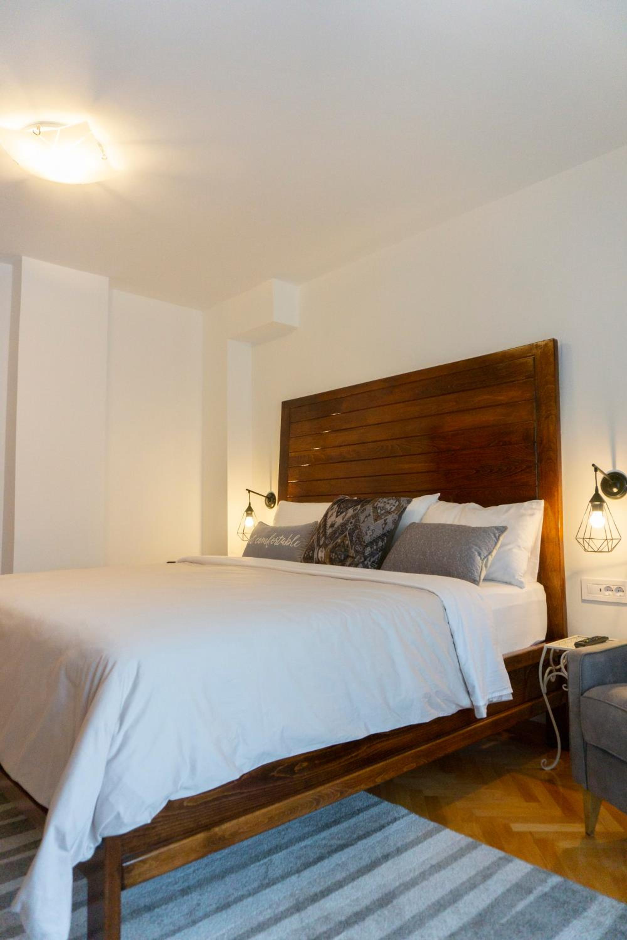 Deluxe Double Room with Balcony - Photo 6