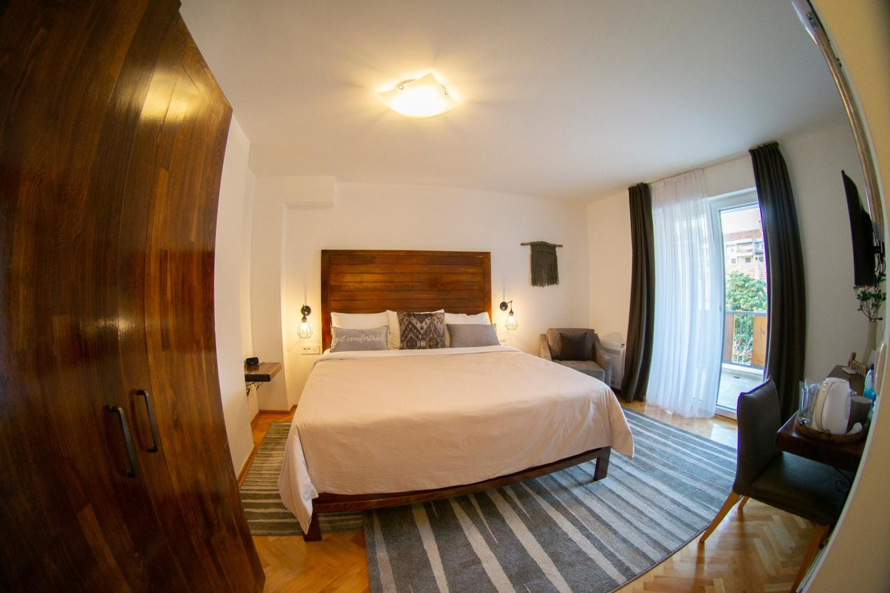 Deluxe Double Room with Balcony - Photo 3