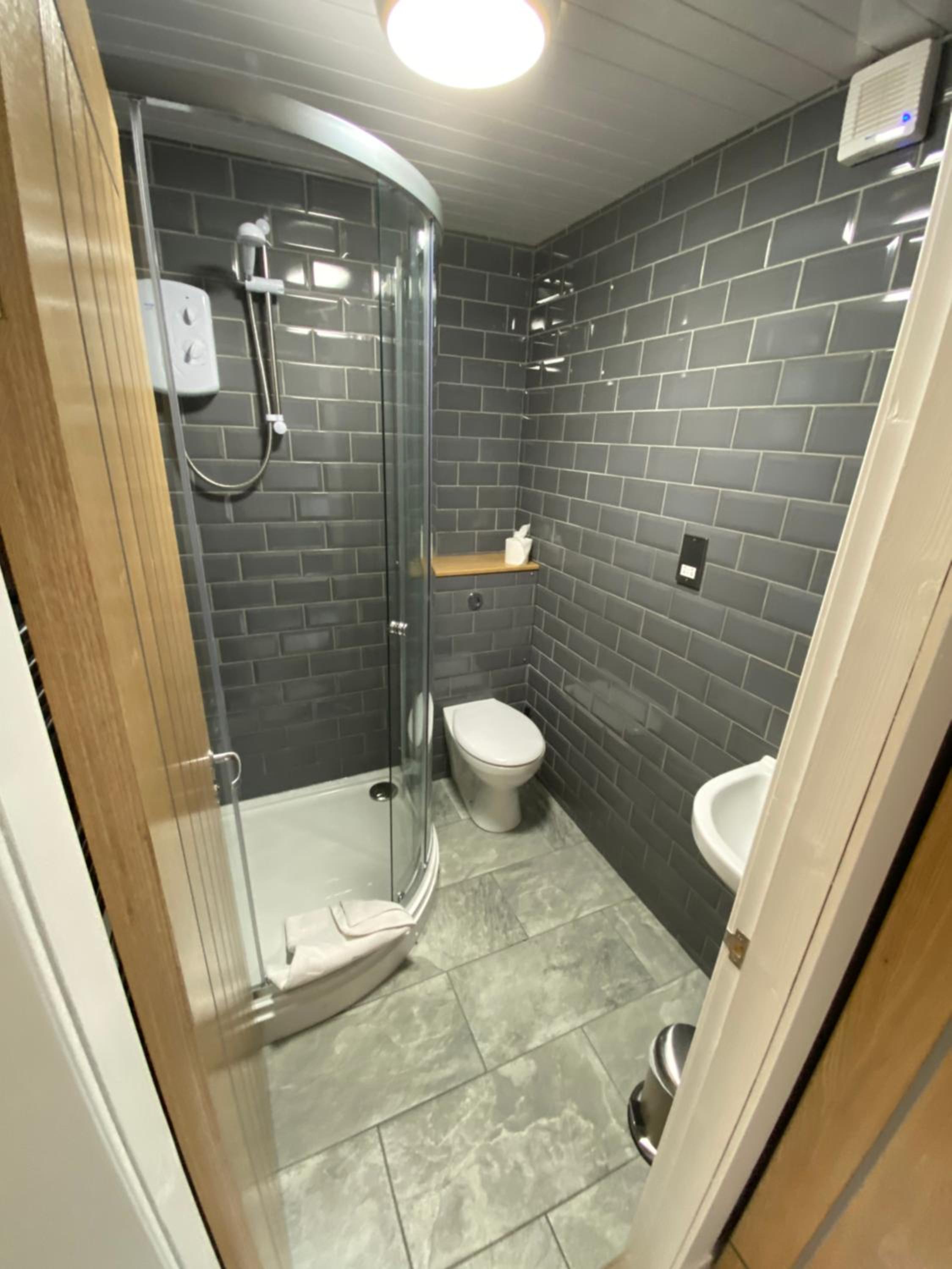 Standard King Room - Photo 12