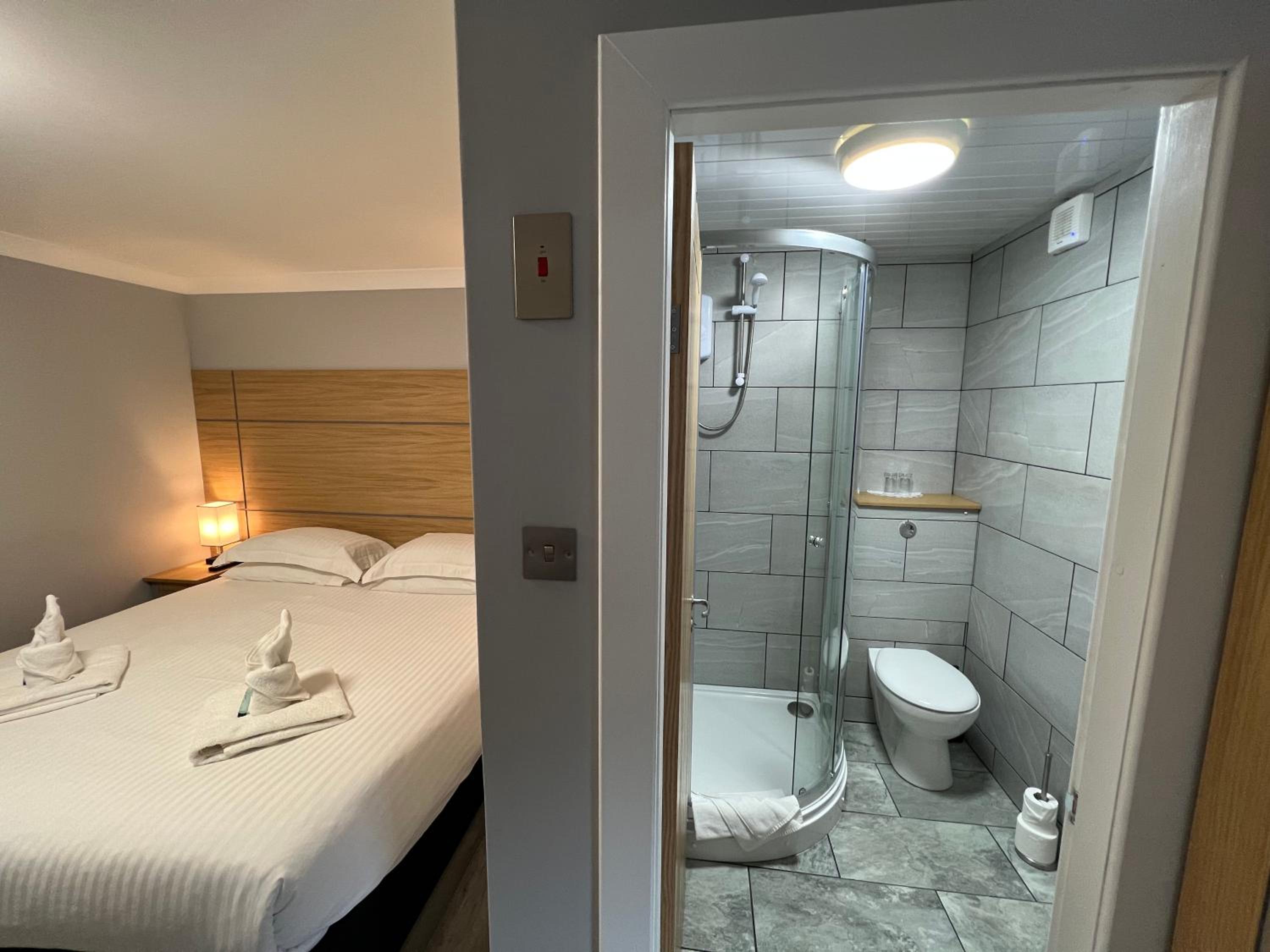 Standard King Room - Photo 13