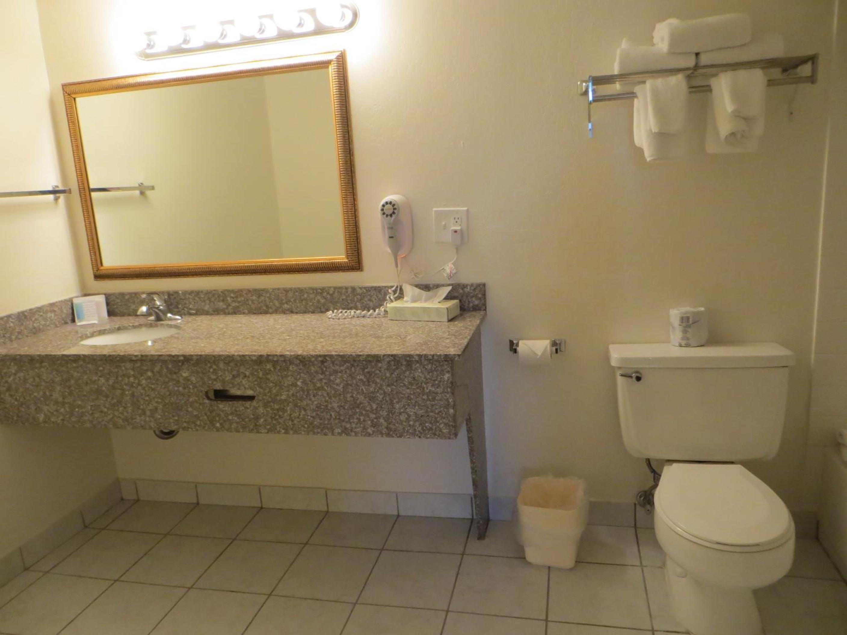 Queen Room - Accessible - Non-Smoking photo 3