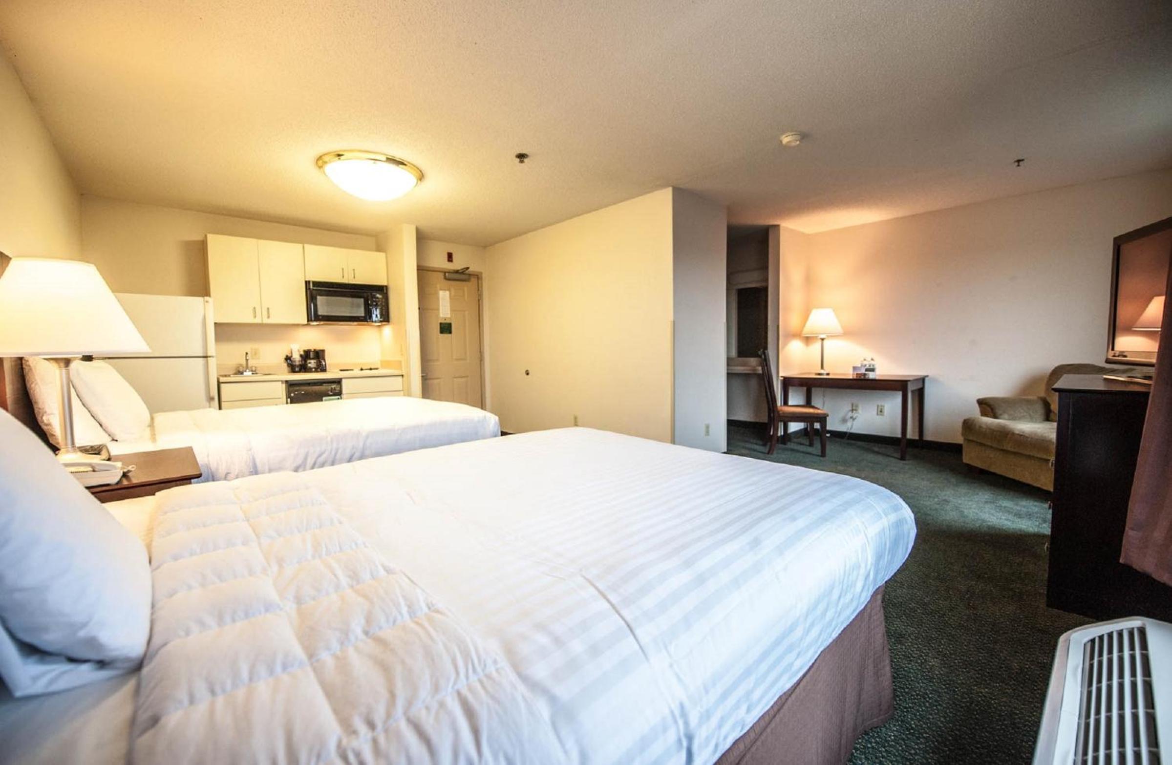 Queen Room with Two Queen Beds - Photo 2