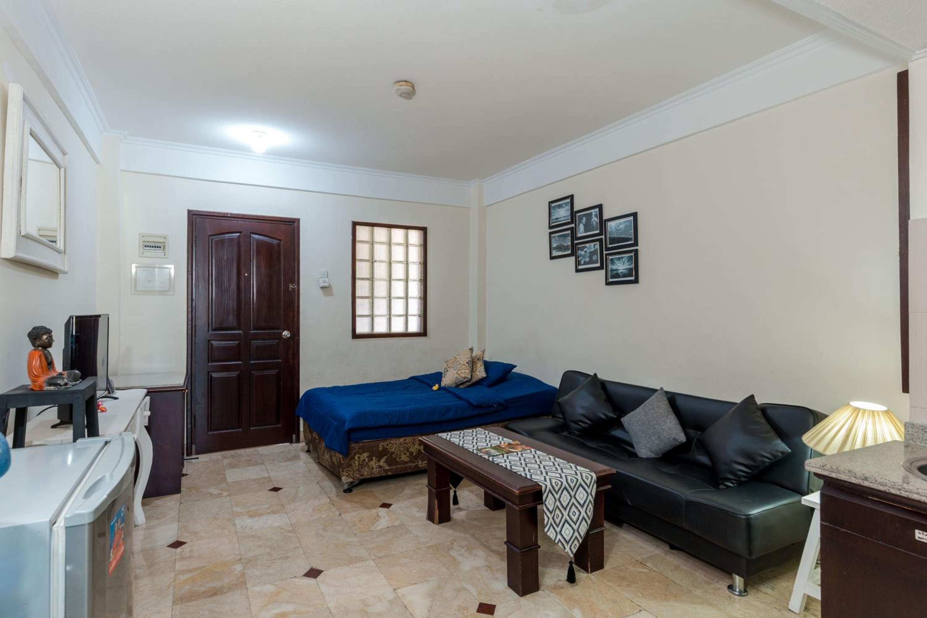 One-Bedroom Apartment - Photo 2