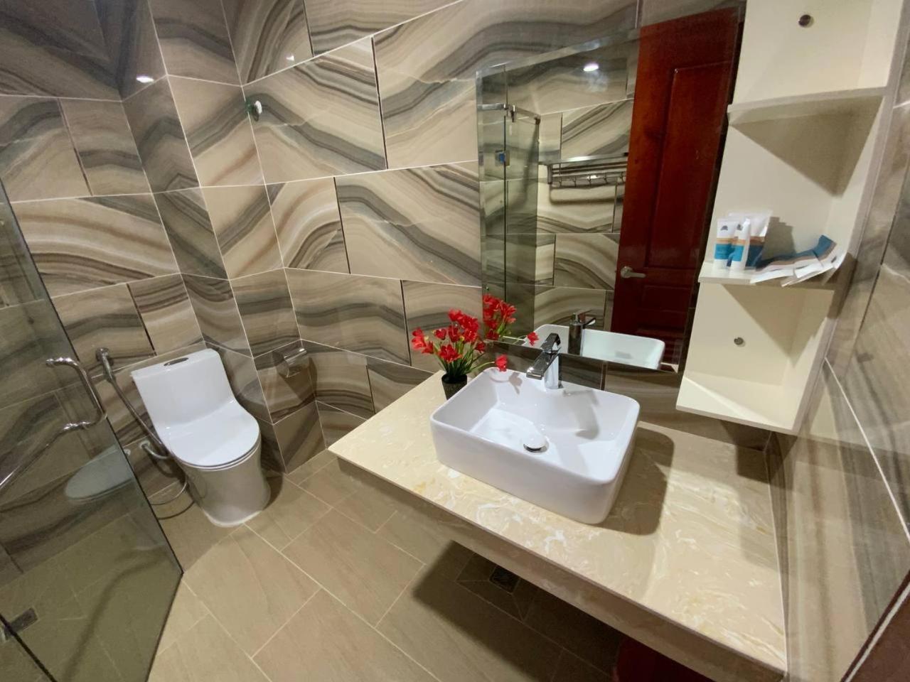 Deluxe King Suite with Balcony photo 2
