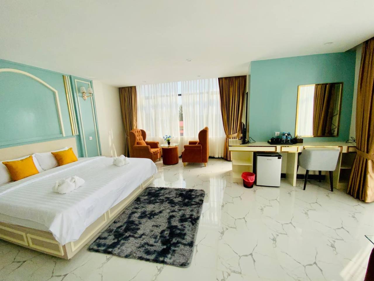 Deluxe Double Room with Balcony photo 3