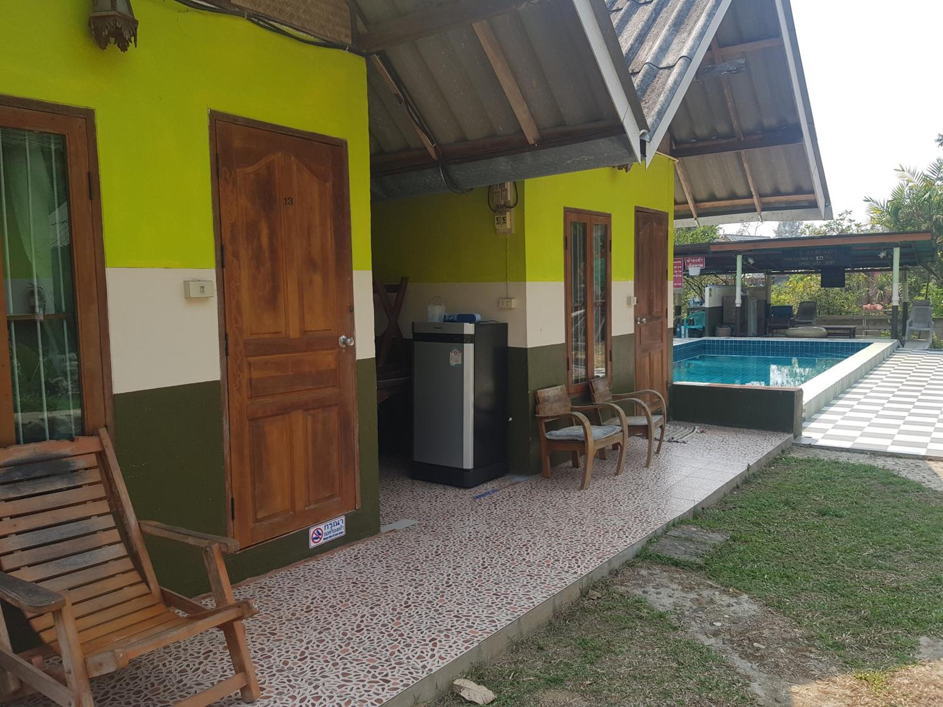 Queen Room with Pool View - Photo 4