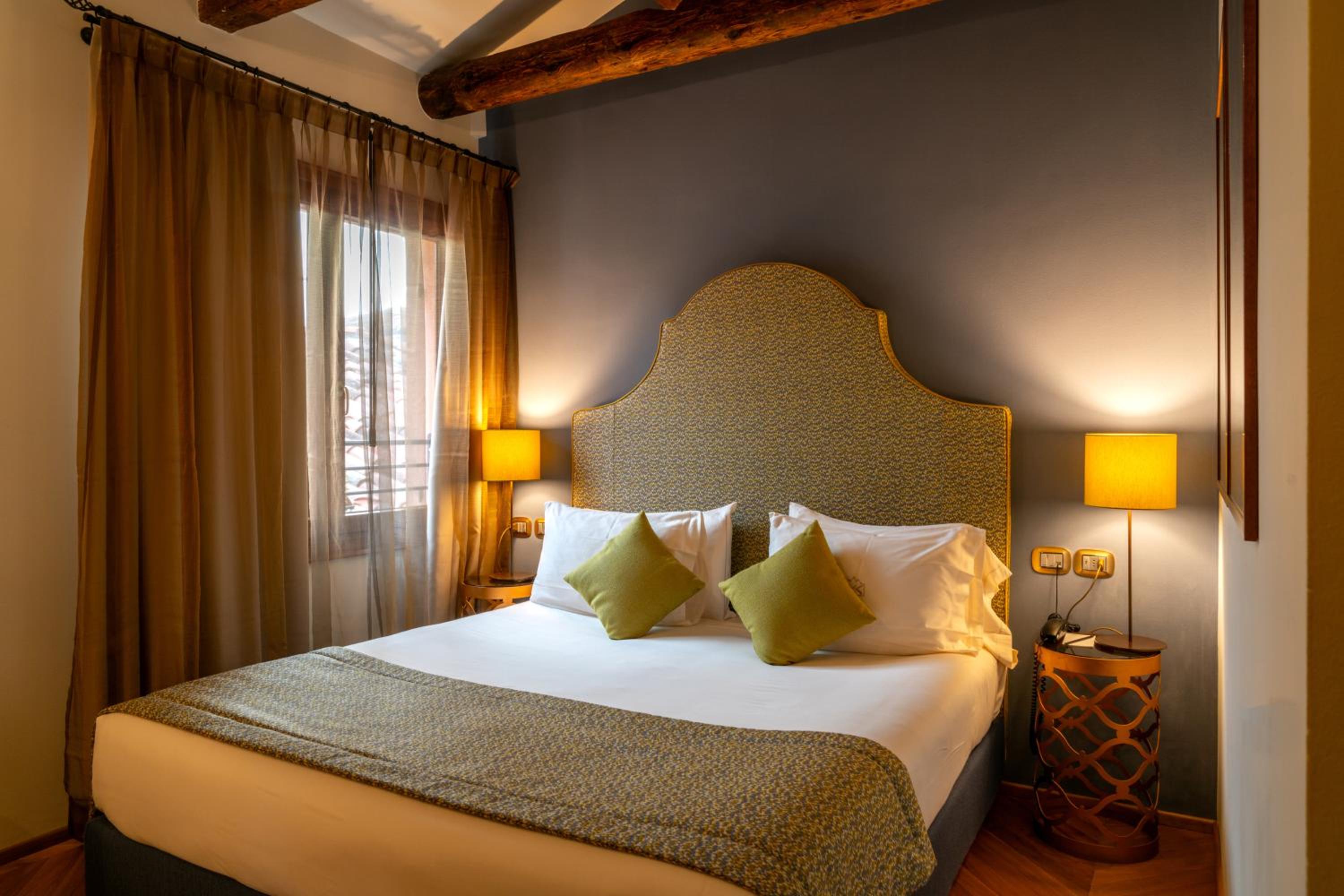 Standard Double Room thumbnail 5
