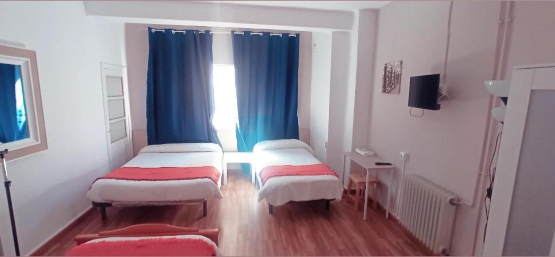 Habitación Triple Básica con Baño Compartido